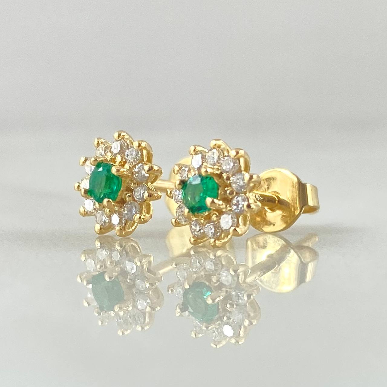 Topos Flor Tupida Esmeraldas 60pts - Diamantes 30pts 1.7gr / Oro 18K