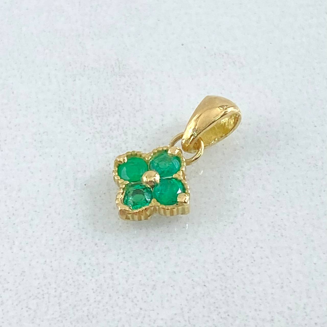 Dije Flor Cuatro Petalos Esmeraldas 18pts 0.6gr / 1.2cm / Oro 18K