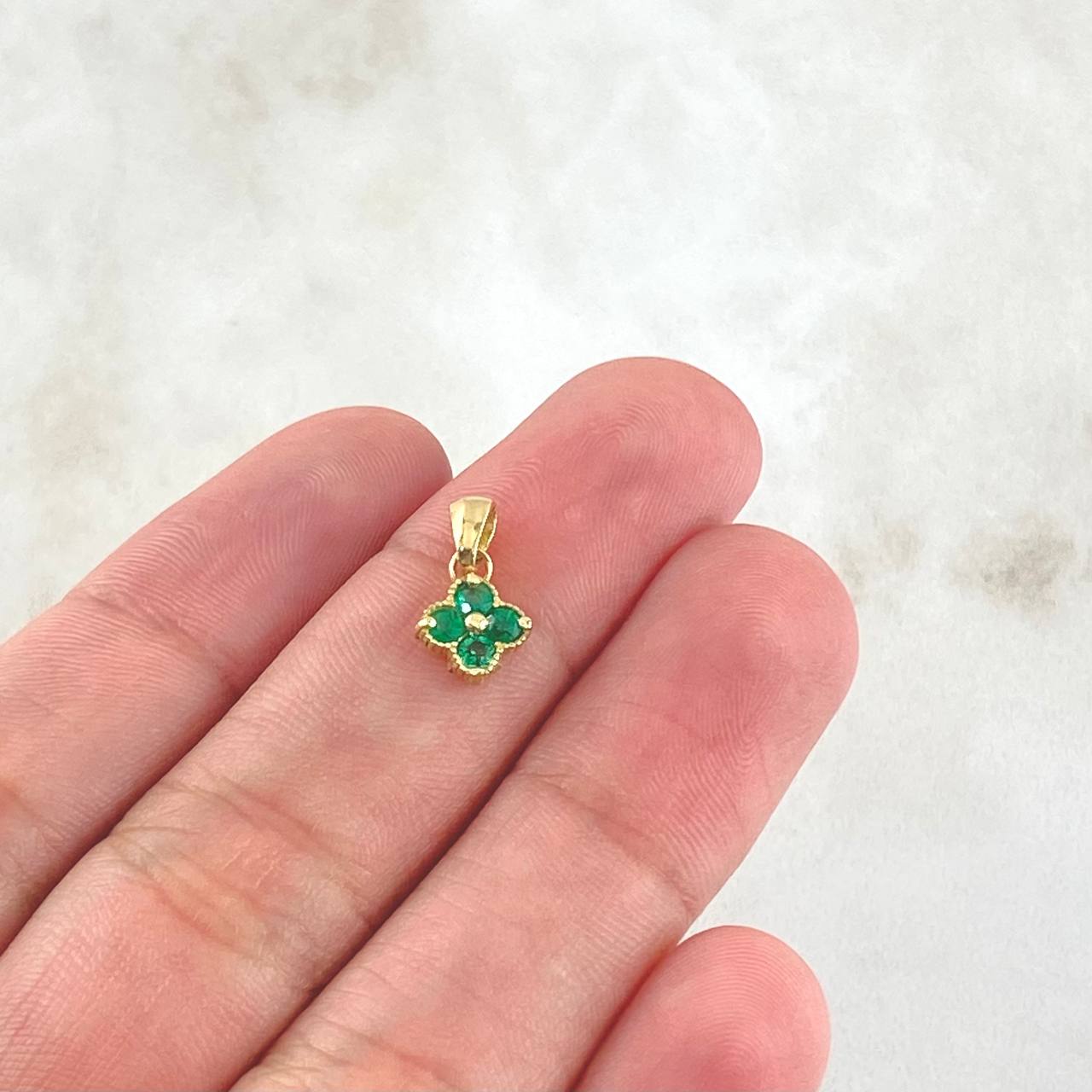 Dije Flor Cuatro Petalos Esmeraldas 18pts 0.6gr / 1.2cm / Oro 18K