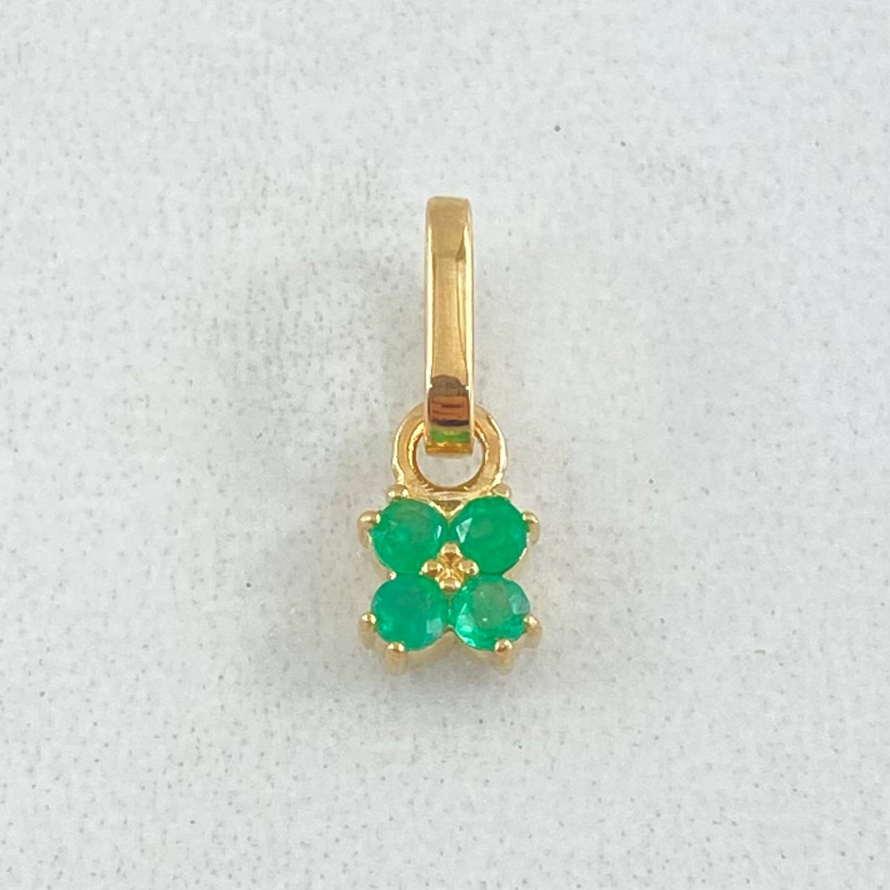 Dije Flor Cuatro Petalos Esmeraldas 13pts 0.6gr / 1.2cm / Oro 18K