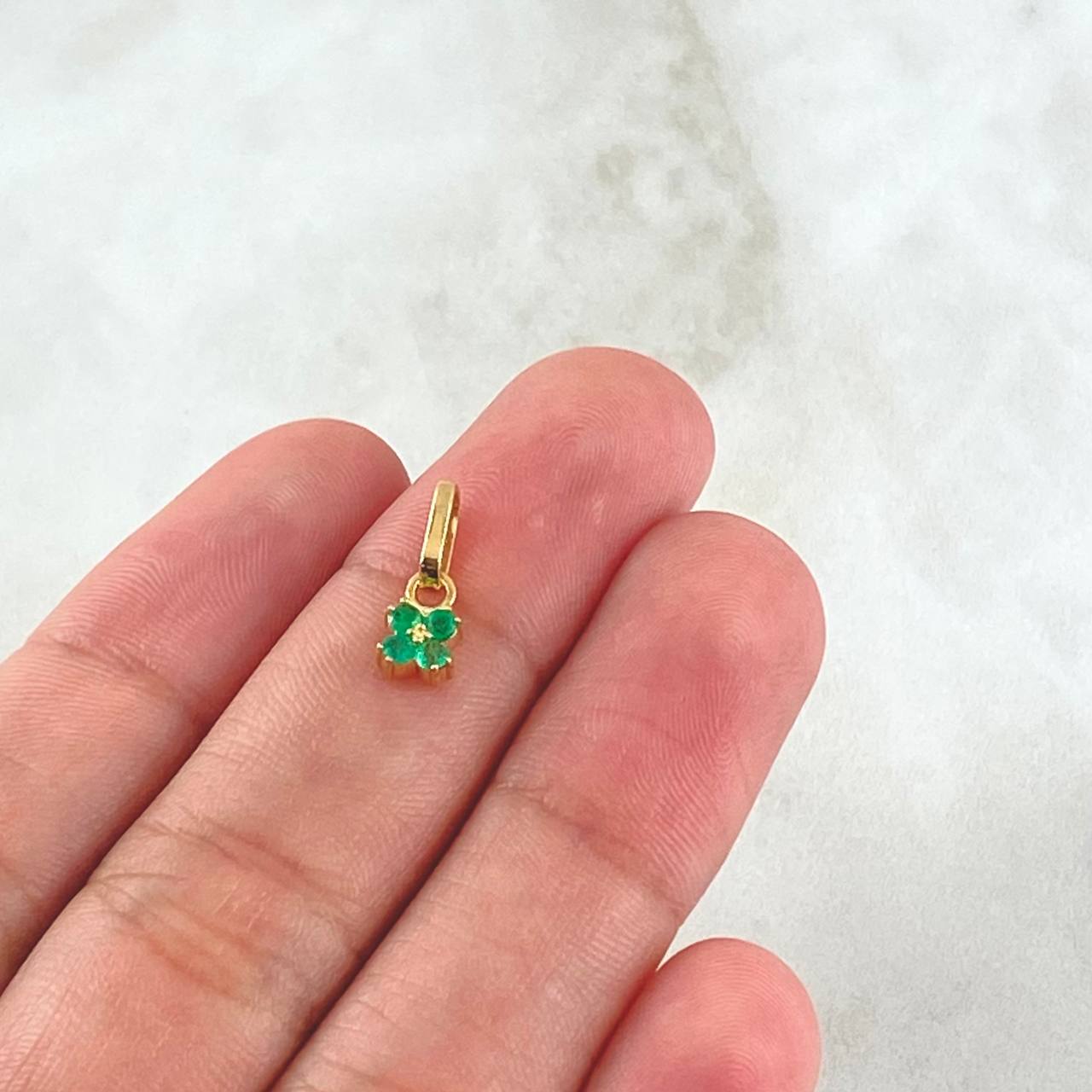 Dije Flor Cuatro Petalos Esmeraldas 13pts 0.6gr / 1.2cm / Oro 18K