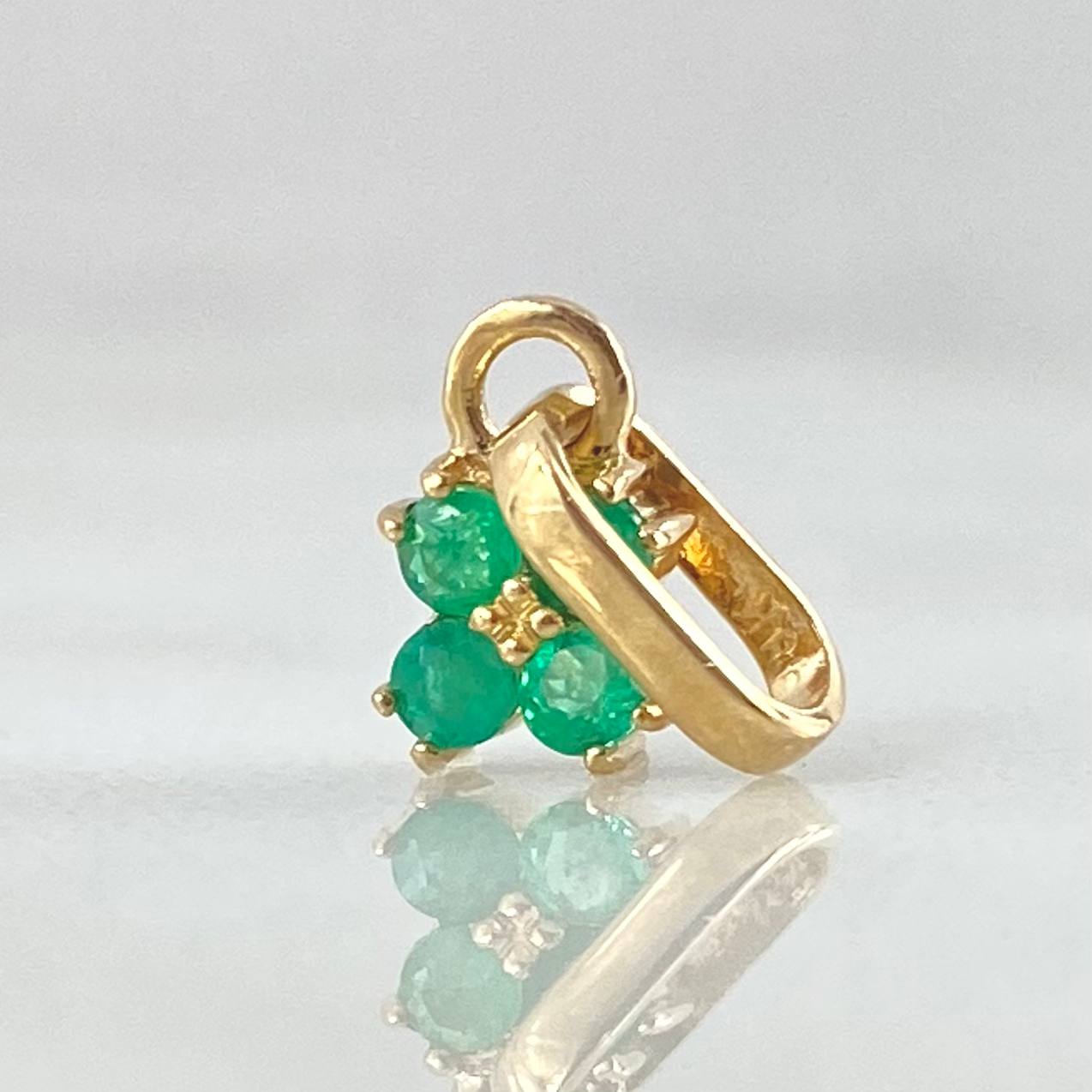 Dije Flor Cuatro Petalos Esmeraldas 13pts 0.6gr / 1.2cm / Oro 18K