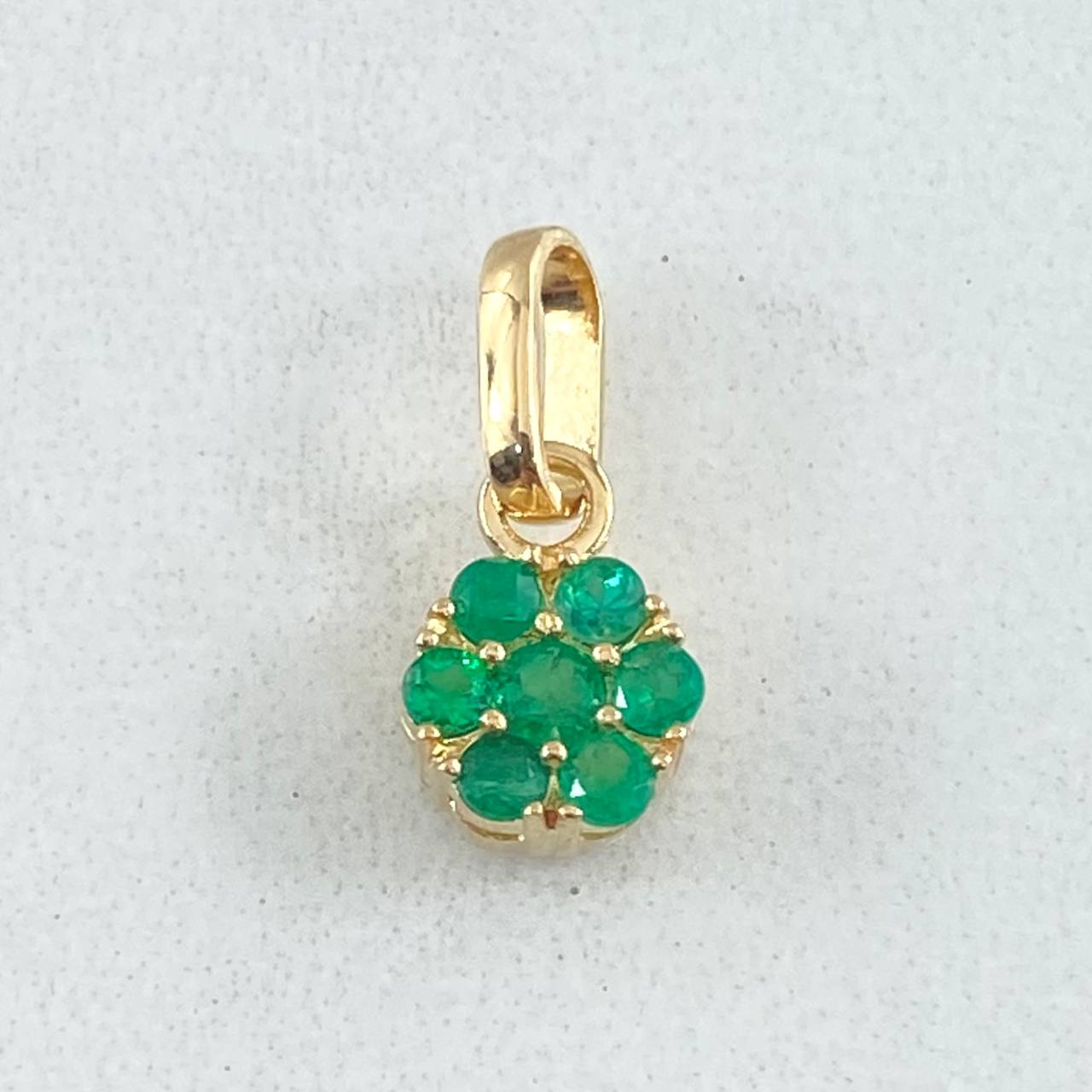 Dije Flor Hexagonal Esmeraldas 29pts 0.95gr / 1.5cm / Oro 18K