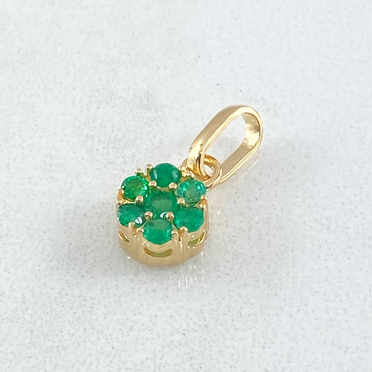 Dije Flor Hexagonal Esmeraldas 29pts 0.95gr / 1.5cm / Oro 18K
