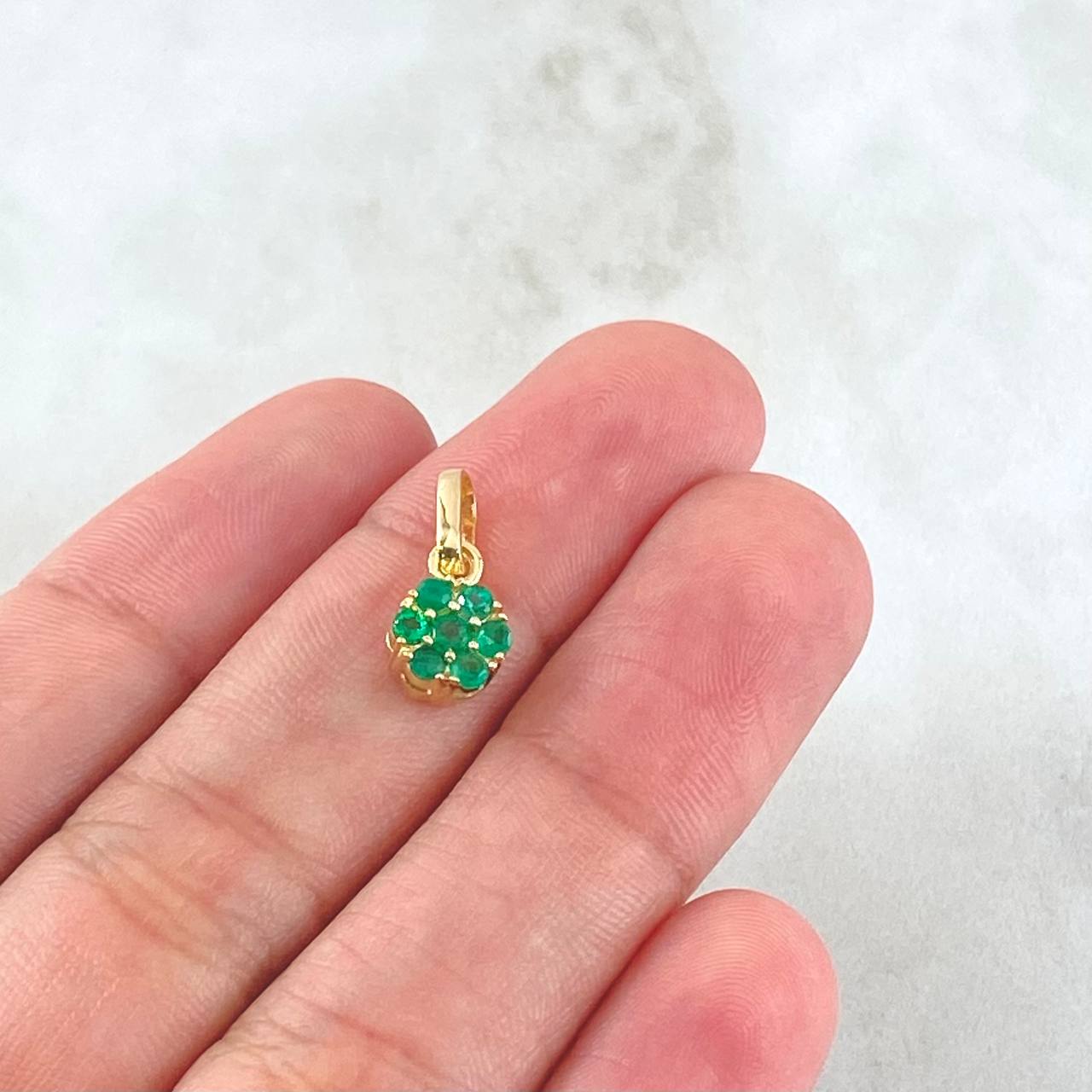 Dije Flor Hexagonal Esmeraldas 29pts 0.95gr / 1.5cm / Oro 18K