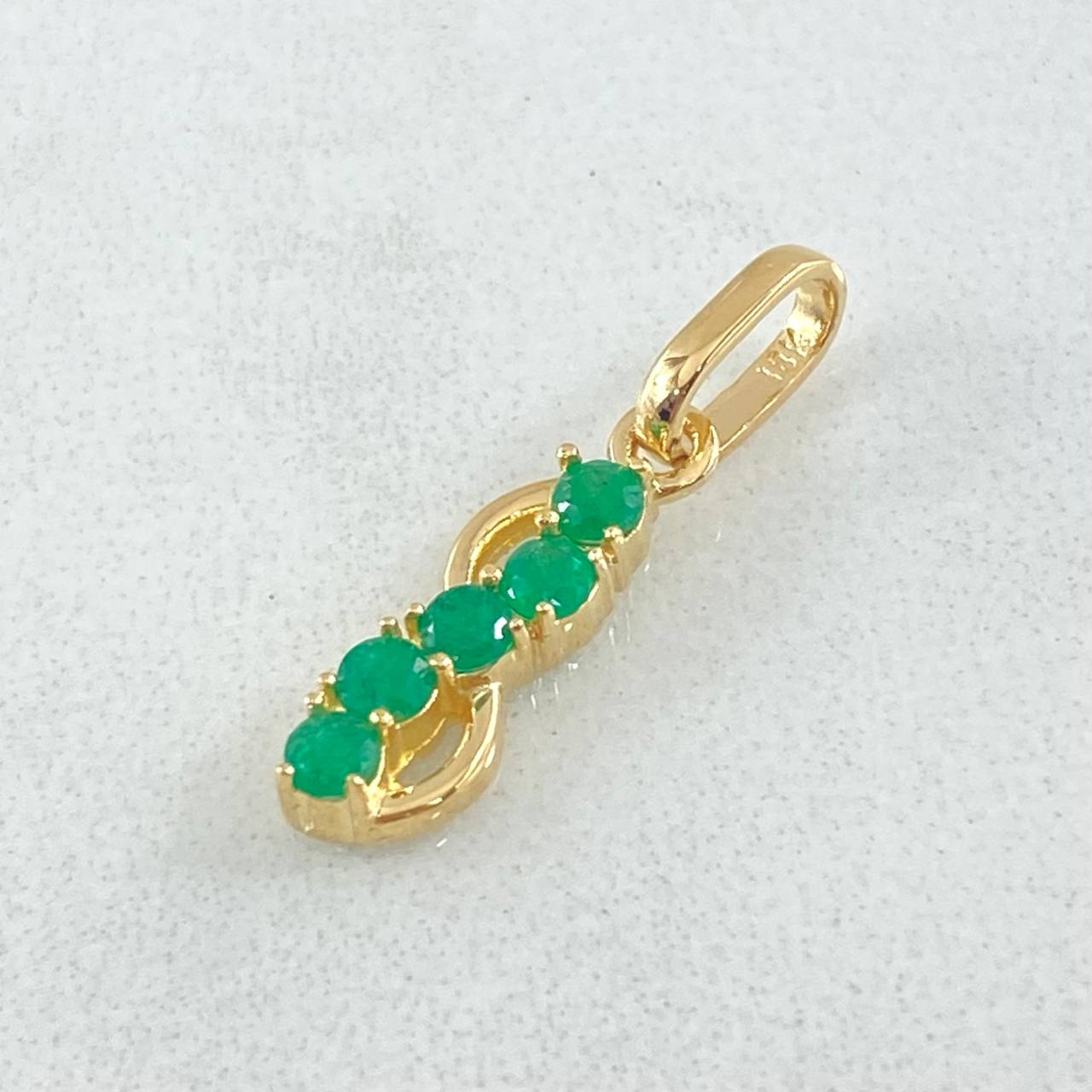 Dije Infinito Esmeraldas 21pts 1gr / 2cm / Oro 18K ©