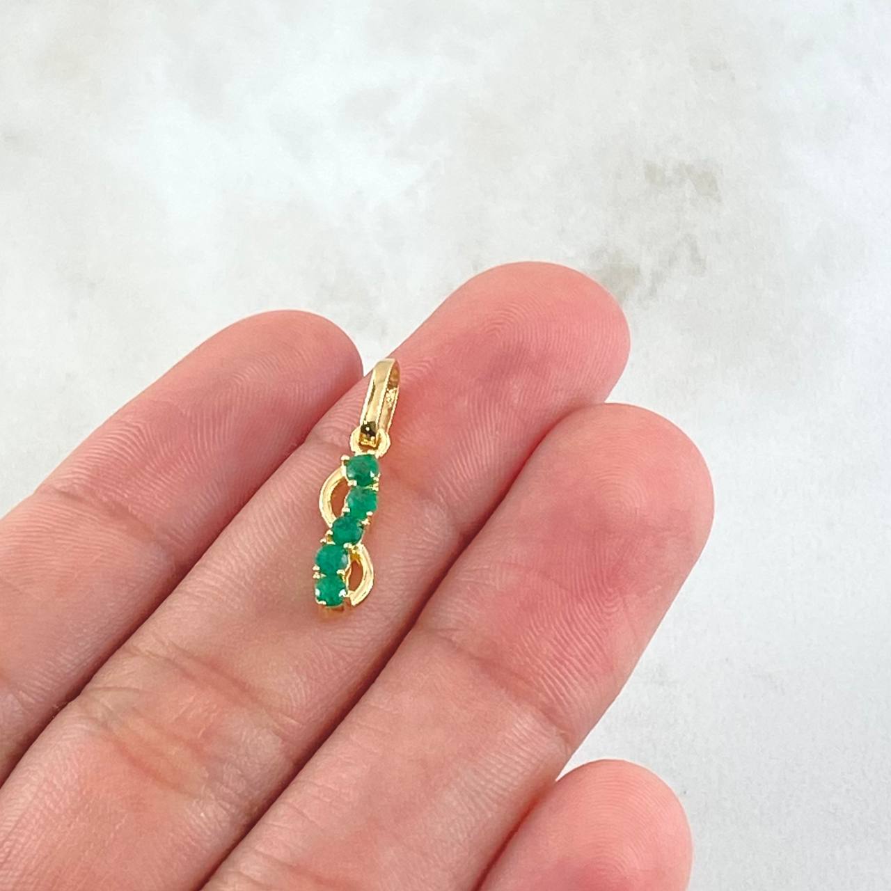 Dije Infinito Esmeraldas 21pts 1gr / 2cm / Oro 18K ©