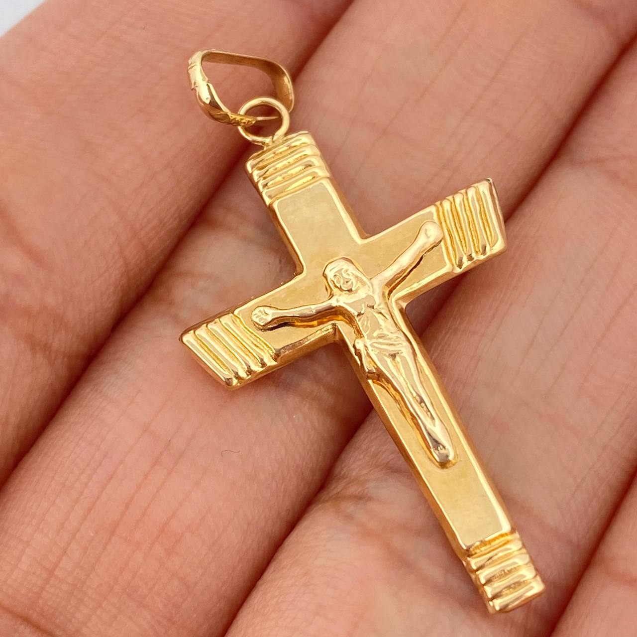 Dije Cruz Cristo 1.5gr / 4cm / Oro Amarillo 18K $