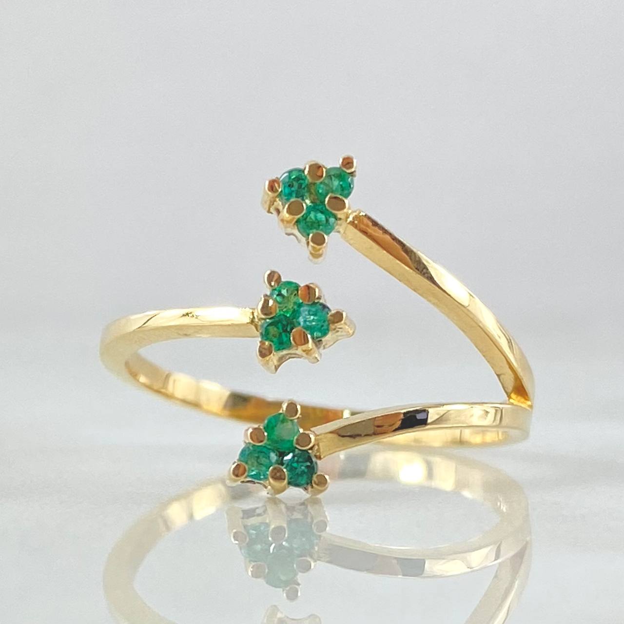 Anillo Abrazo Tres Puntas Esmeraldas 18pts 2.45gr / T8 1/4 / Oro 18K