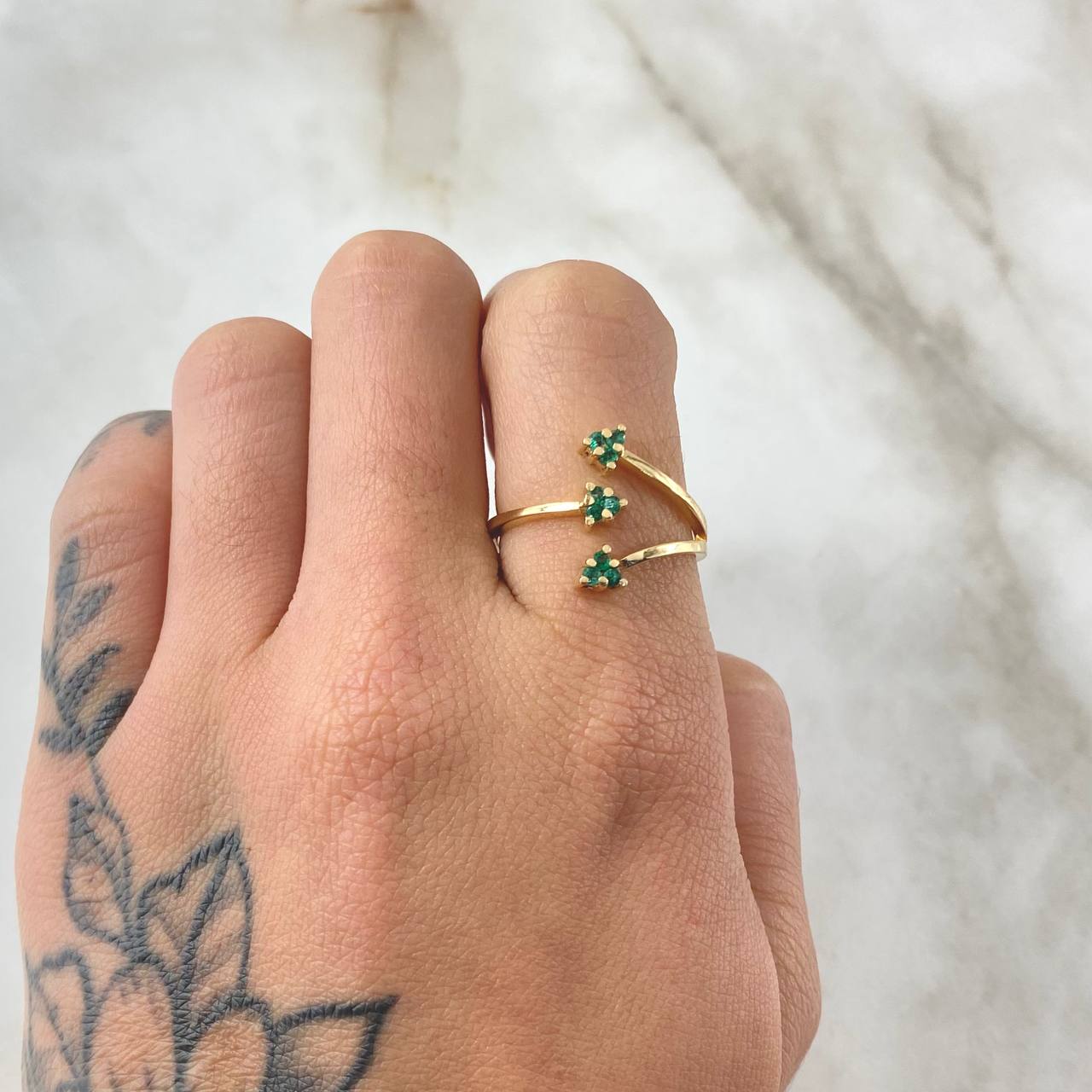 Anillo Abrazo Tres Puntas Esmeraldas 18pts 2.45gr / T8 1/4 / Oro 18K