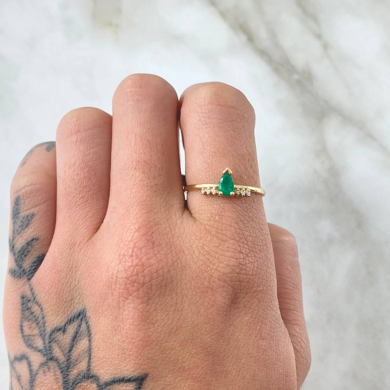 Anillo Gota de Lluvia Esmeralda 18pts - Diamantes 6pts 1.5gr / T6 1/2 / Oro 18K