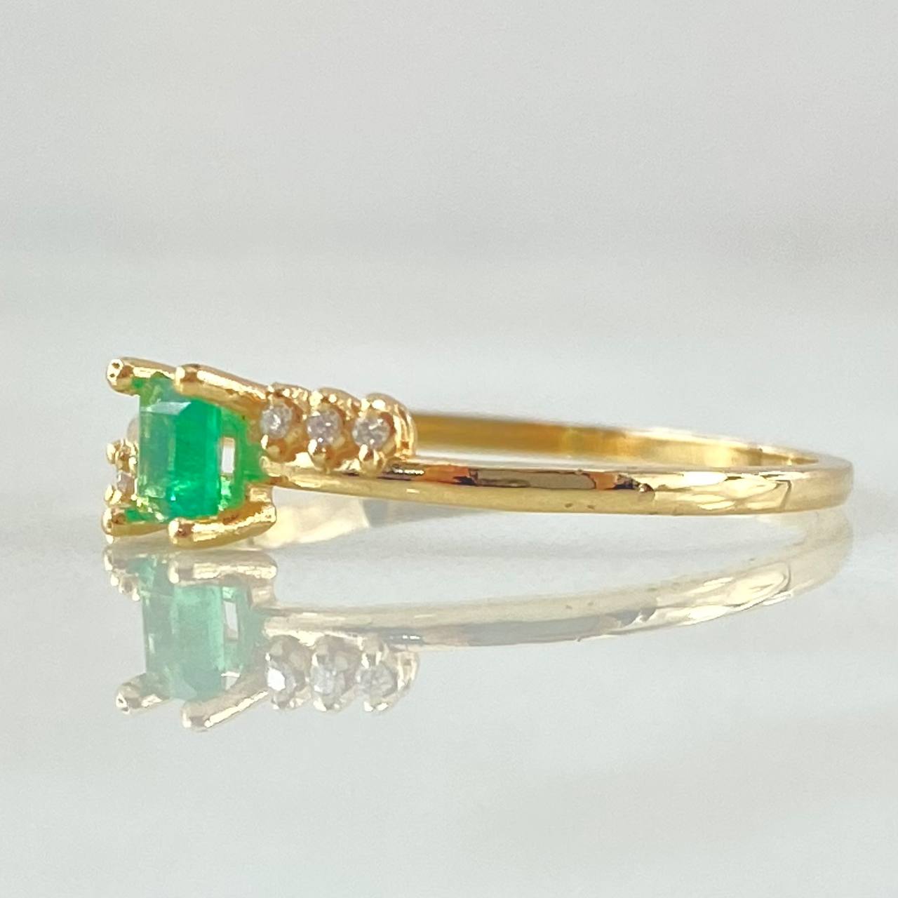 Anillo Recuadro Bifurcado Esmeralda 18pts - Diamantes 6pts 1.35gr / T7 1/4 / Oro 18K