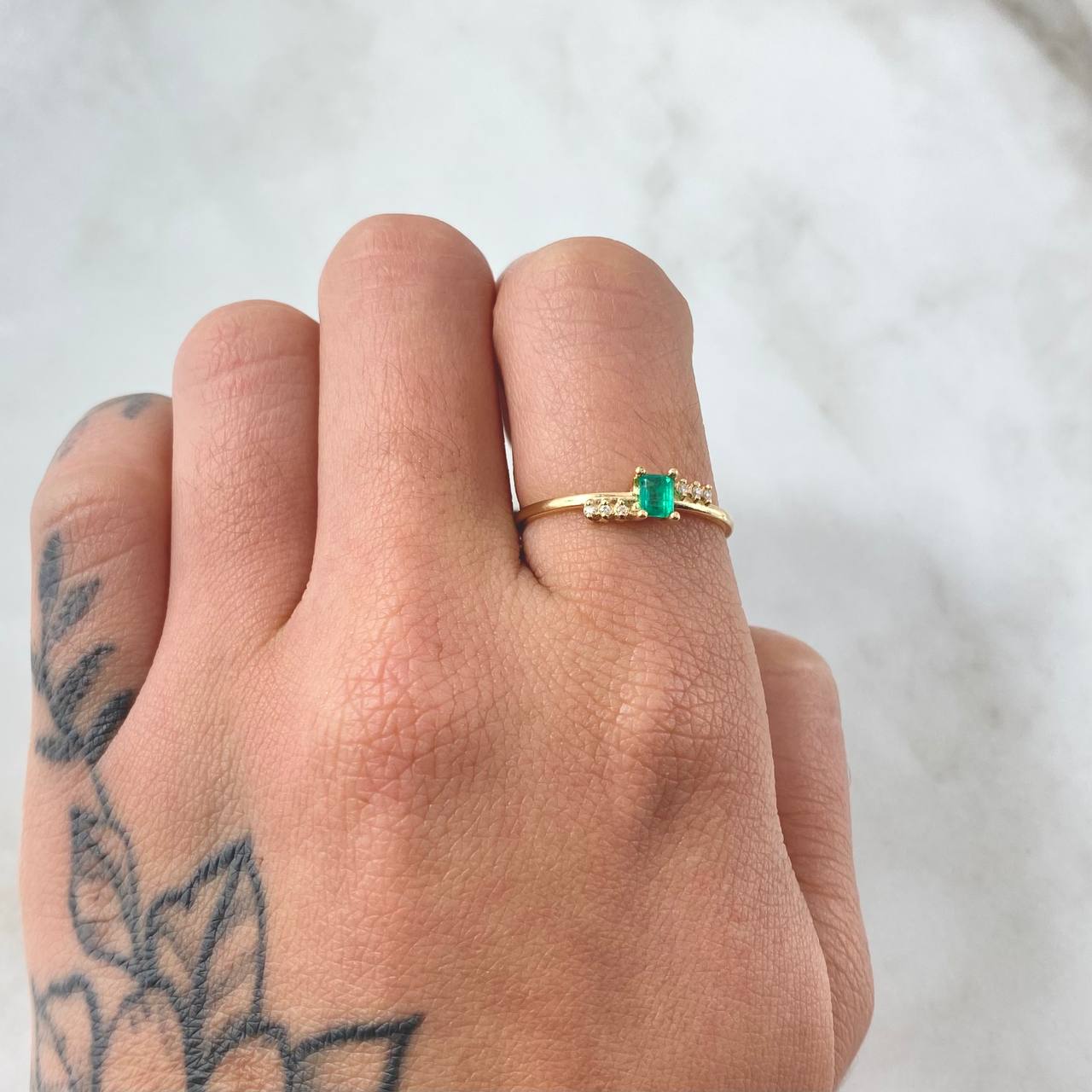 Anillo Recuadro Bifurcado Esmeralda 18pts - Diamantes 6pts 1.35gr / T7 1/4 / Oro 18K