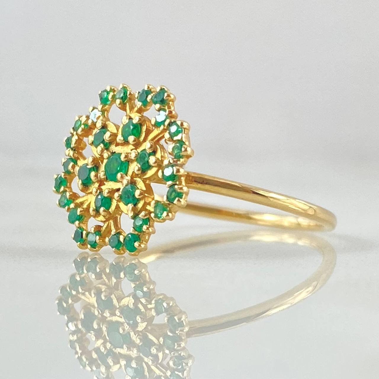 Anillo Flor de Loto Esmeraldas 80pts 2.25gr / T8 1/4 / Oro 18K