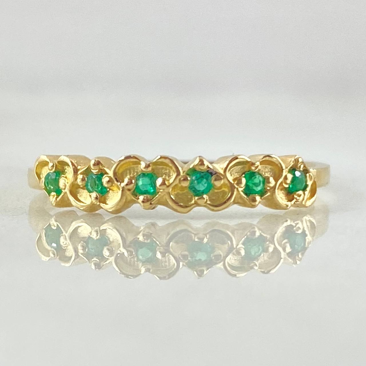 Anillo Corazones Intercalados Esmeraldas 15pts 1.55gr / T6 1/4 / Oro 18K