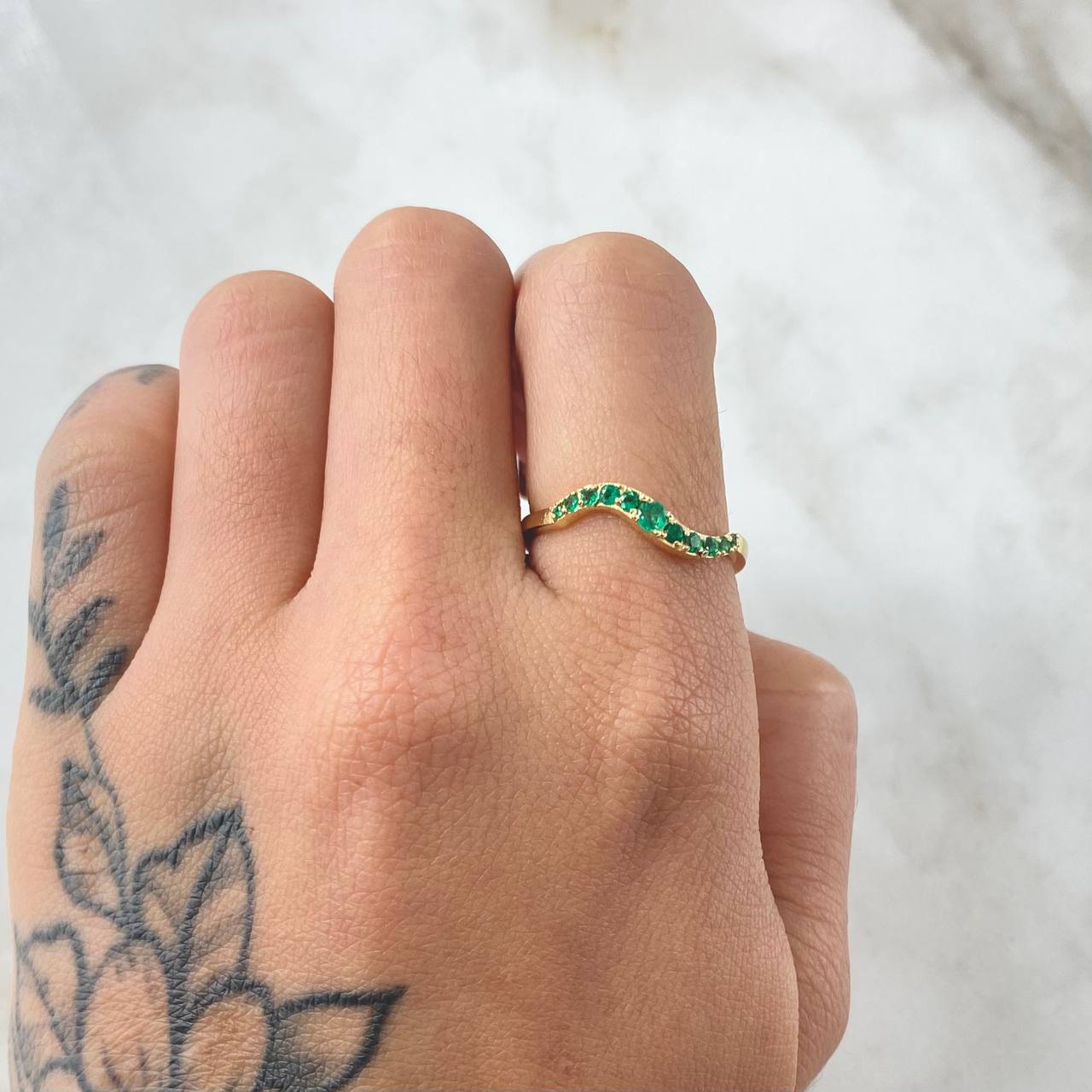 Anillo Ola Acuariana Esmeraldas 22pts 2.25gr / T7 1/2 / Oro 18K