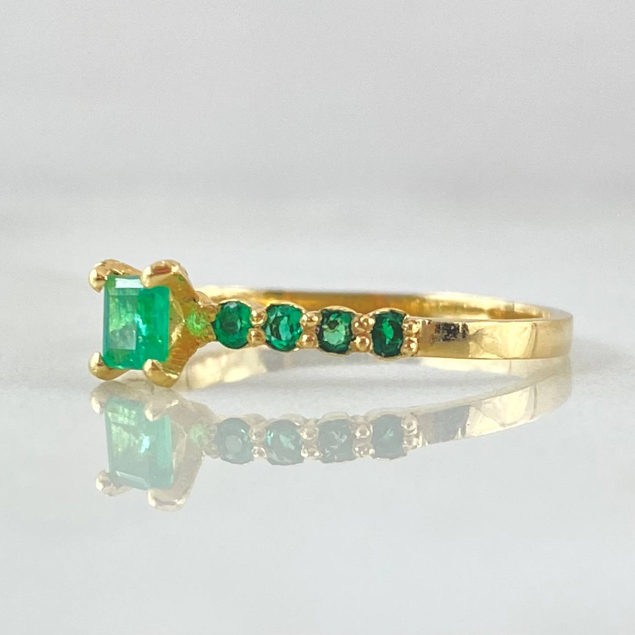 Anillo Solitario Cuencas Fijas Esmeraldas 1 Qts 1.75gr / T7 1/4 / Oro 18K