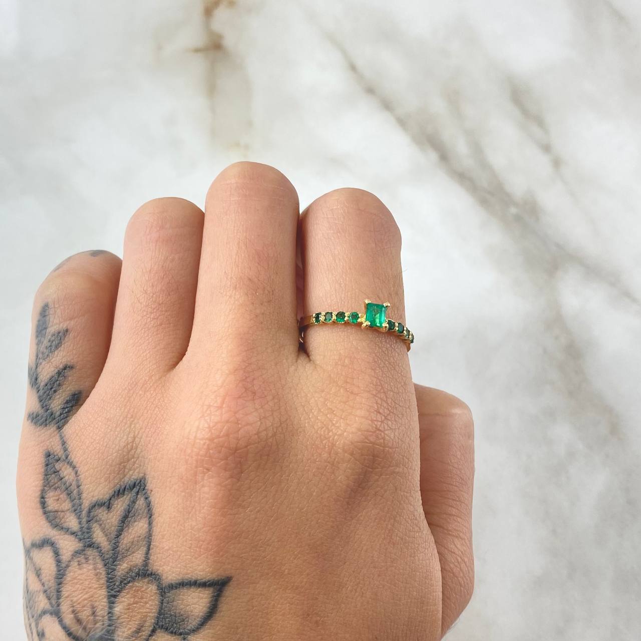 Anillo Solitario Cuencas Fijas Esmeraldas 1 Qts 1.75gr / T7 1/4 / Oro 18K