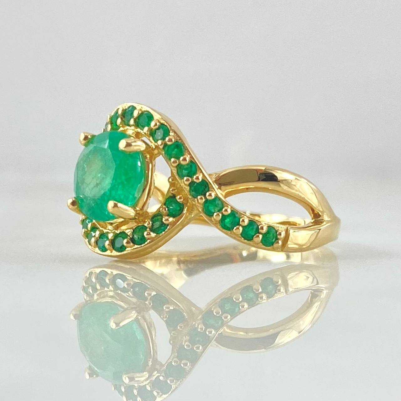 Anillo Ojo Triple Infinito Esmeraldas 1.80 Qts 4.4gr / T6 3/4 / Oro 18K