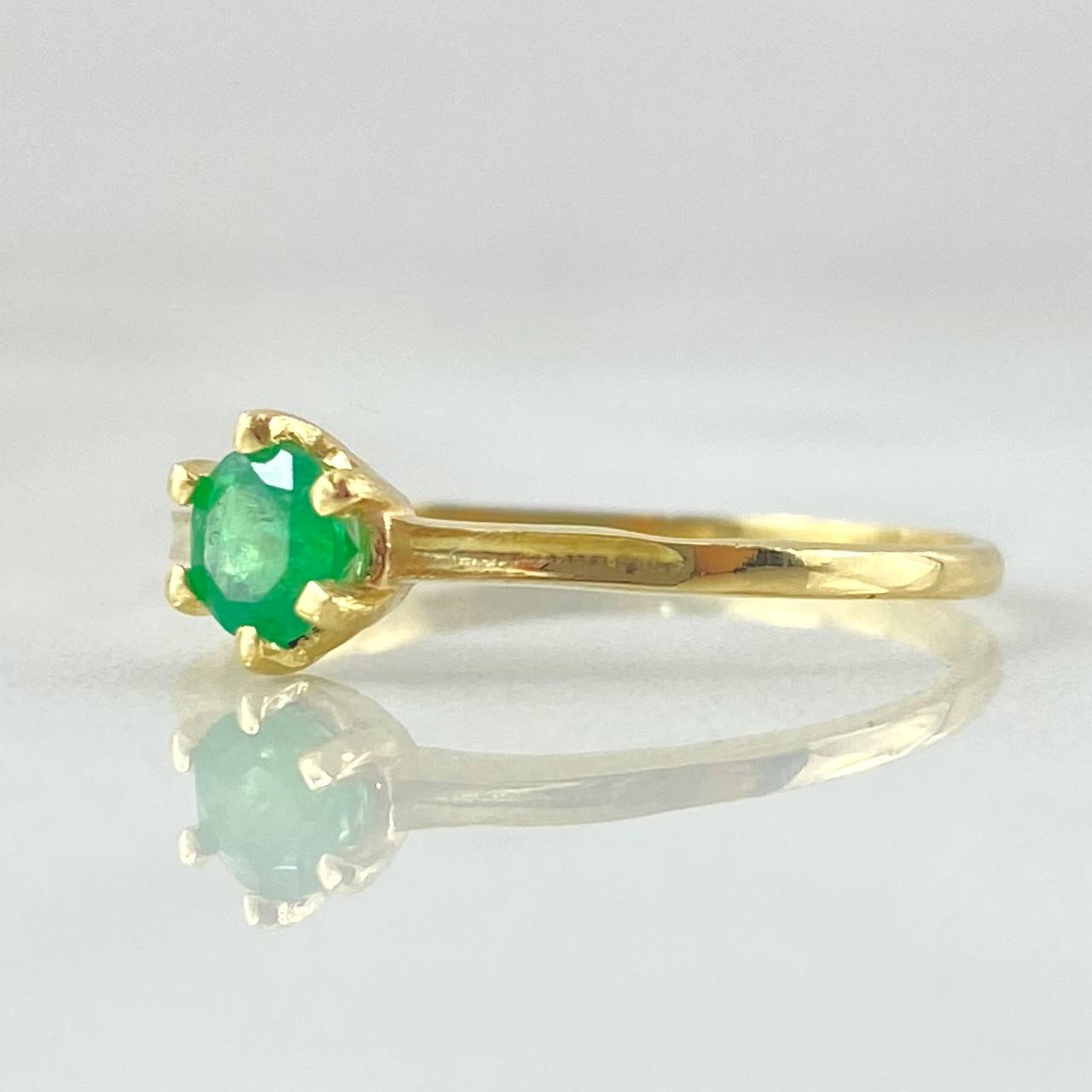 Anillo Cetro Seis Garras Esmeralda 30pts 1.45gr / T6 3/4 / Oro 18K