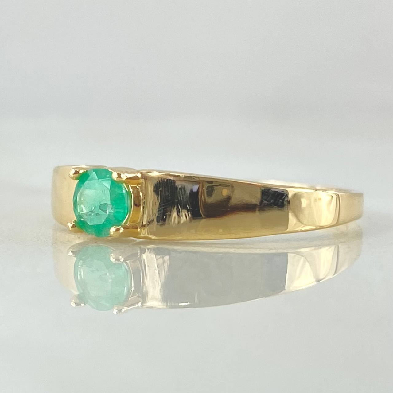 Anillo Solitario Liso Grueso Esmeralda 26pts 1.85gr / T7 1/2 / Oro 18K
