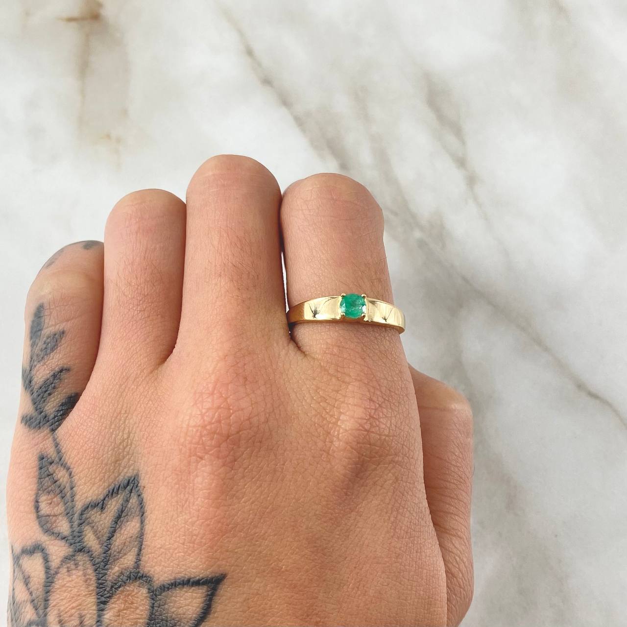 Anillo Solitario Liso Grueso Esmeralda 26pts 1.85gr / T7 1/2 / Oro 18K