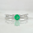 Anillo Solitario Doble Linea Esmeraldas 26pts - Diamantes 40pts 2.35gr / T6 1/4 / Oro 18K