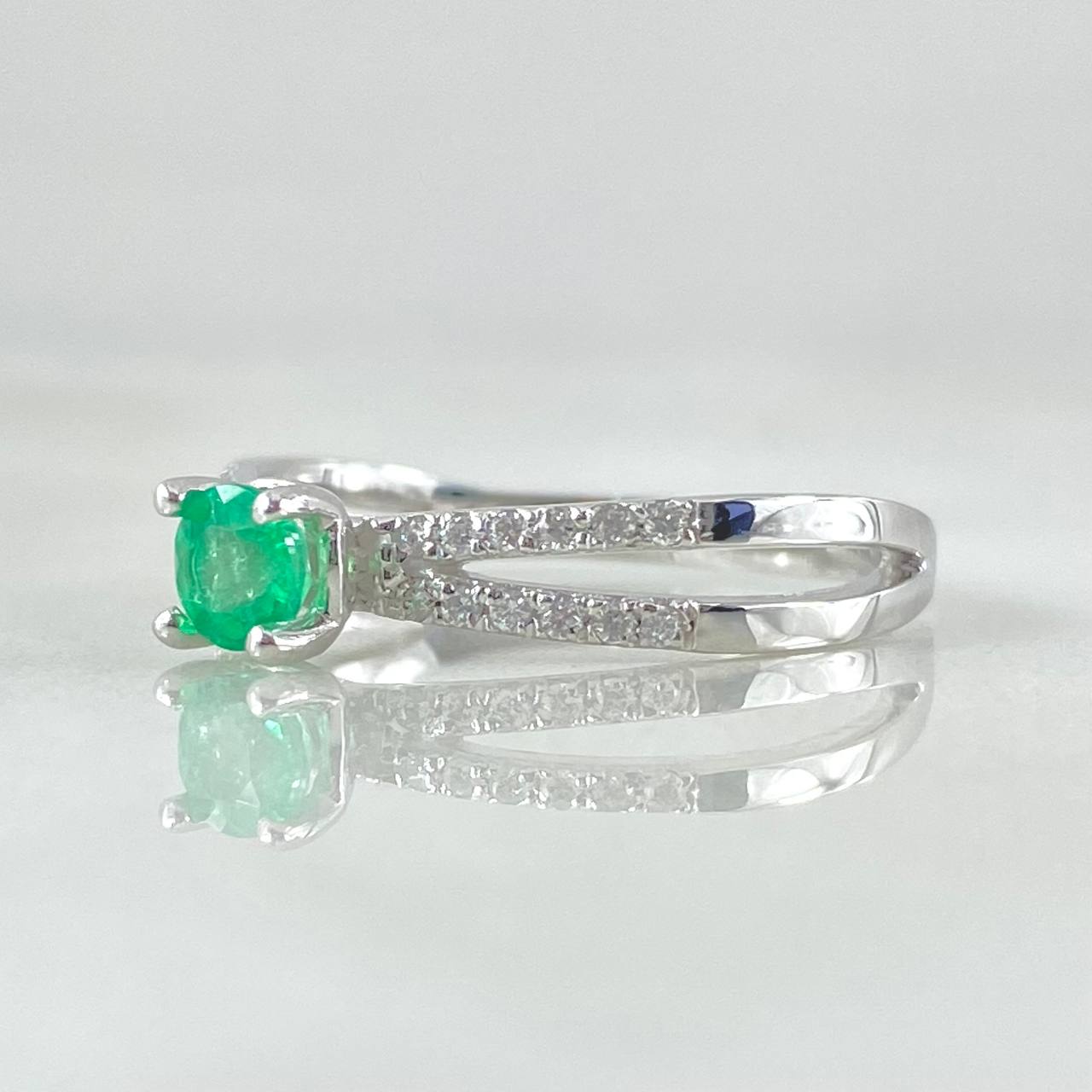 Anillo Solitario Doble Linea Esmeraldas 26pts - Diamantes 40pts 2.35gr / T6 1/4 / Oro 18K
