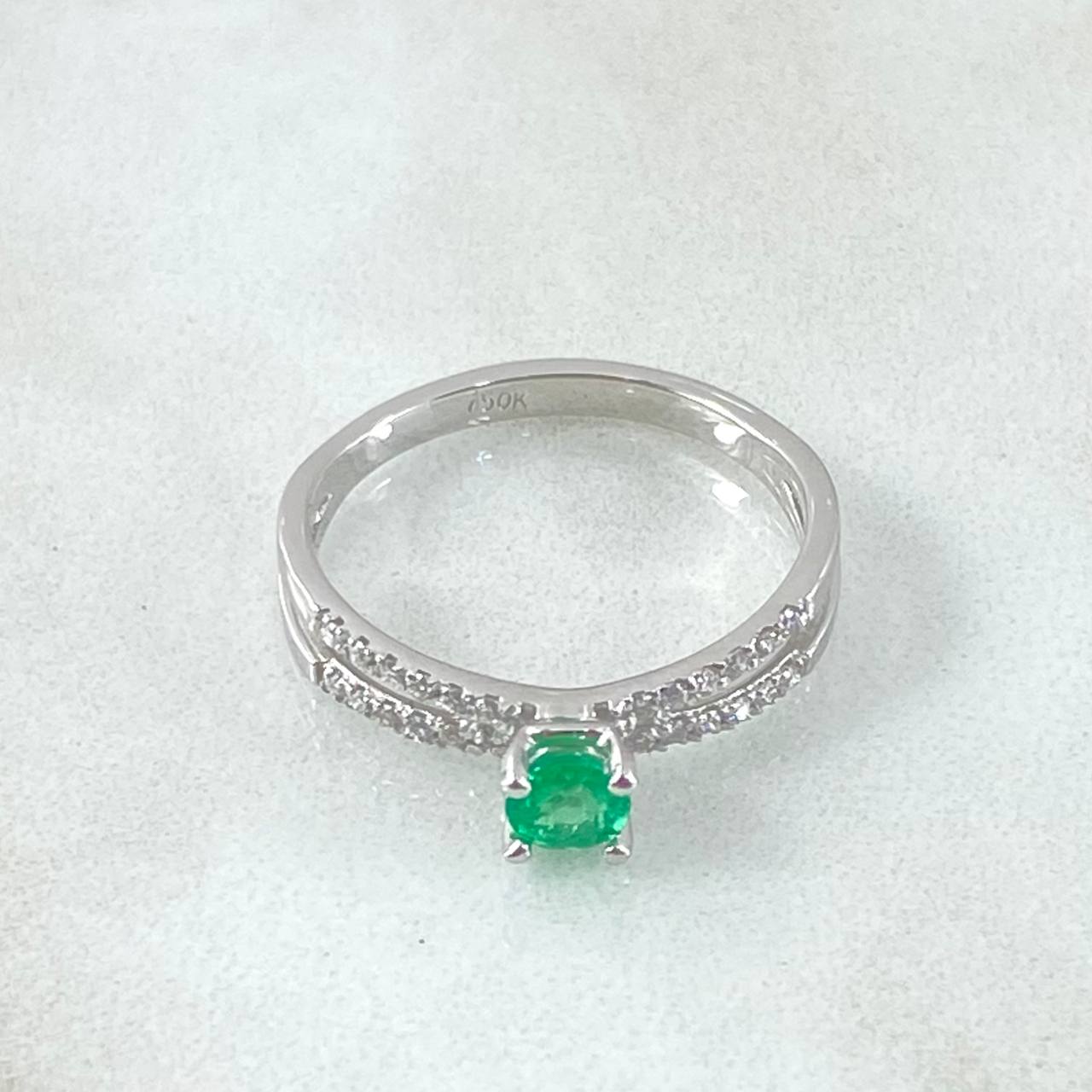 Anillo Solitario Doble Linea Esmeraldas 26pts - Diamantes 40pts 2.35gr / T6 1/4 / Oro 18K