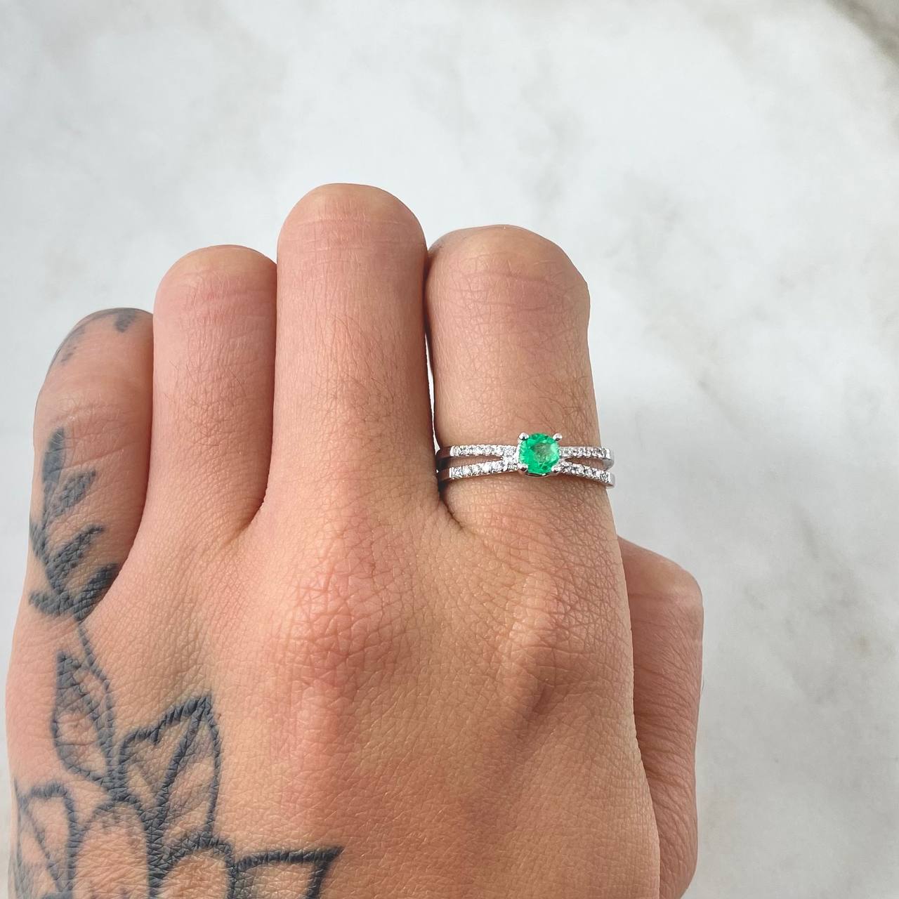 Anillo Solitario Doble Linea Esmeraldas 26pts - Diamantes 40pts 2.35gr / T6 1/4 / Oro 18K