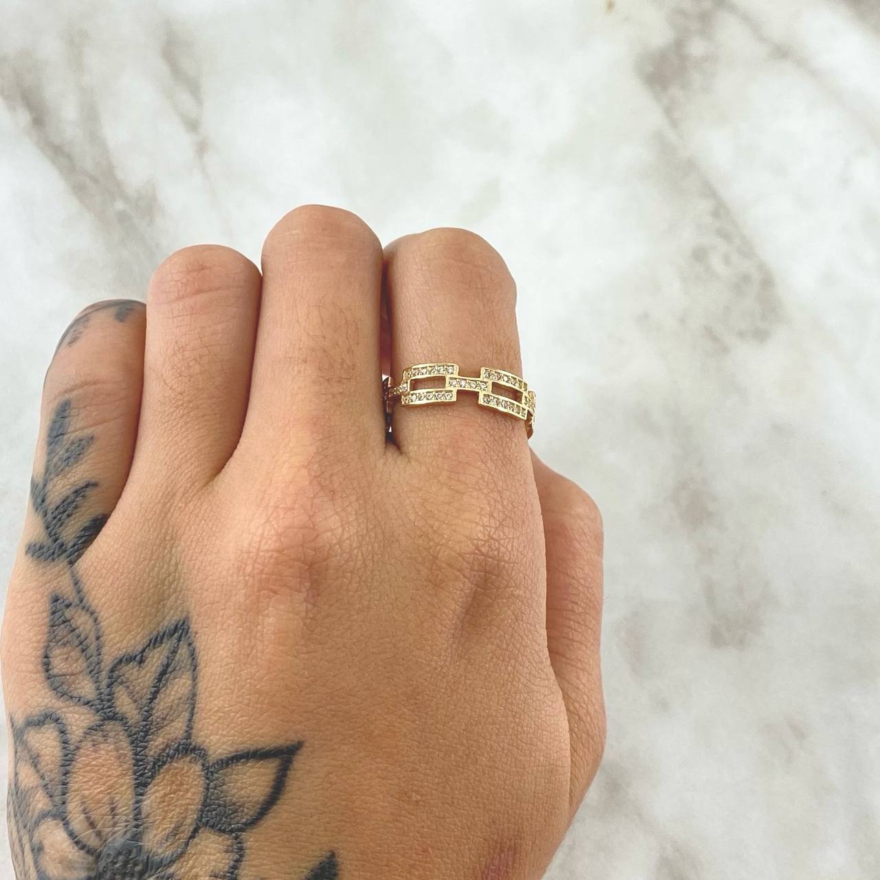 Anillo Eslabones Rectangulares 2.65gr / T7 1/2 / Circones Blancos Oro Amarillo 18K