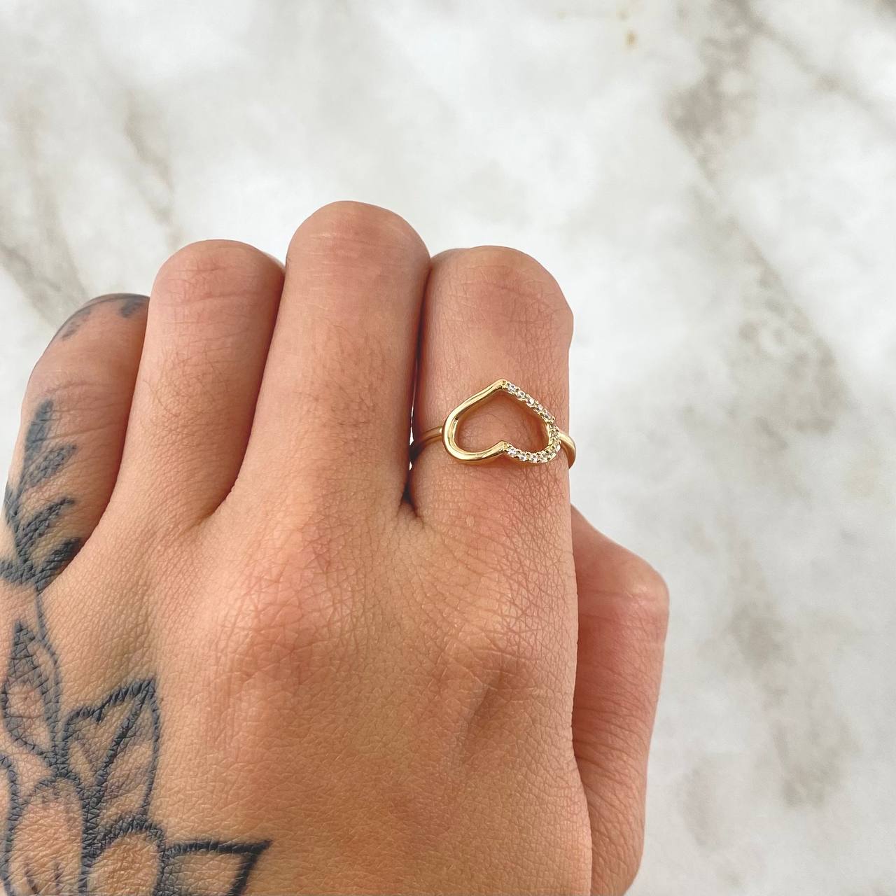 Anillo Corazón Medio Basteado 1.4gr / T7 1/4 / Silueta Circones Blancos Oro Amarillo 18K