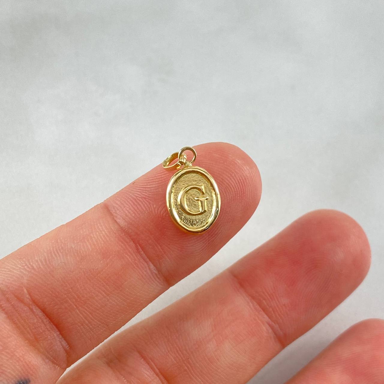 Dije Letra G 0.55gr / 1.8cm / Troquelada Oro Amarillo