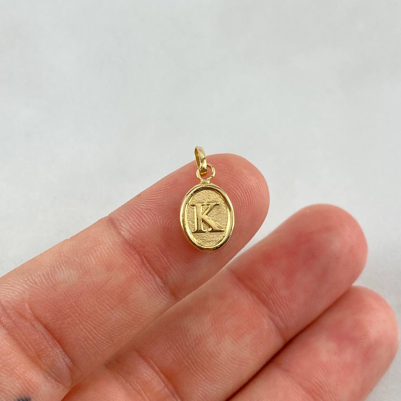 Dije Letra K 0.5gr / 1.8cm / Troquelada Oro Amarillo