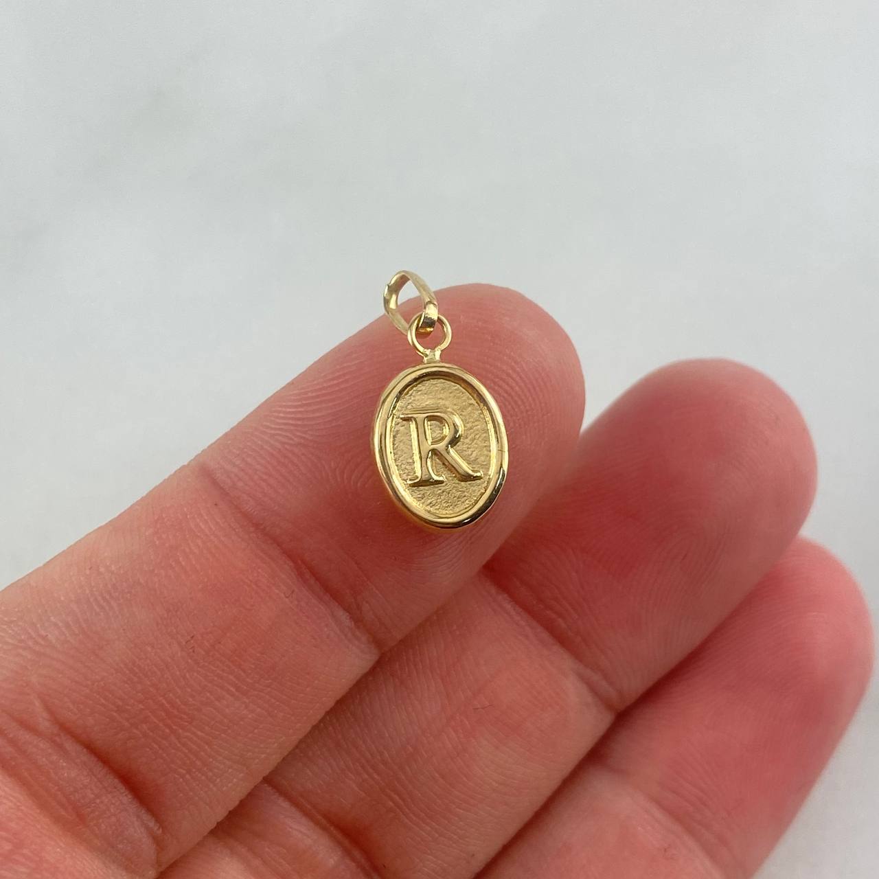 Dije Letra R 0.45gr / 1.8cm / Troquelada Oro Amarillo