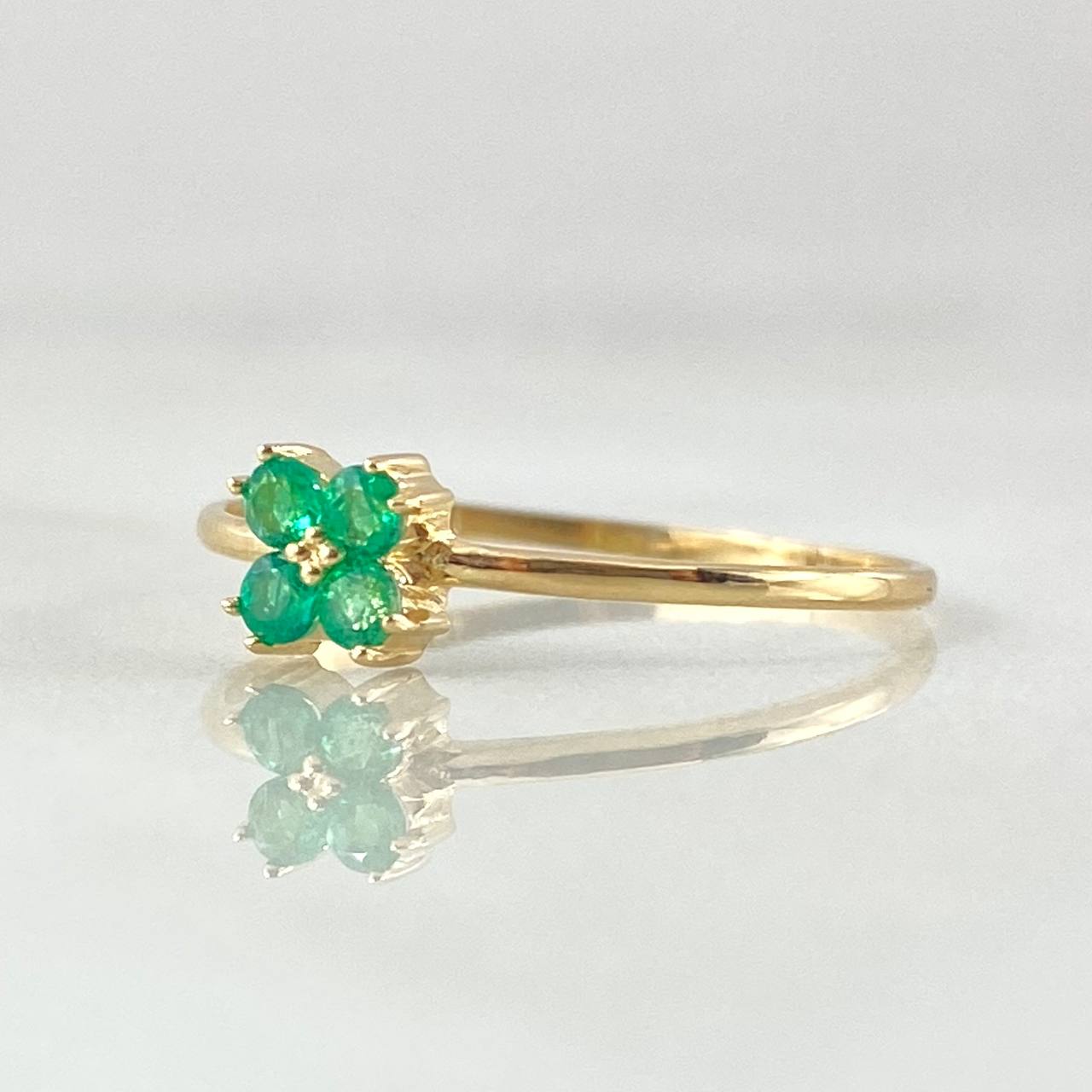 Anillo Flor Cuatro Petalos Esmeraldas 13pts 0.85gr / T6 1/2 / Oro 18K