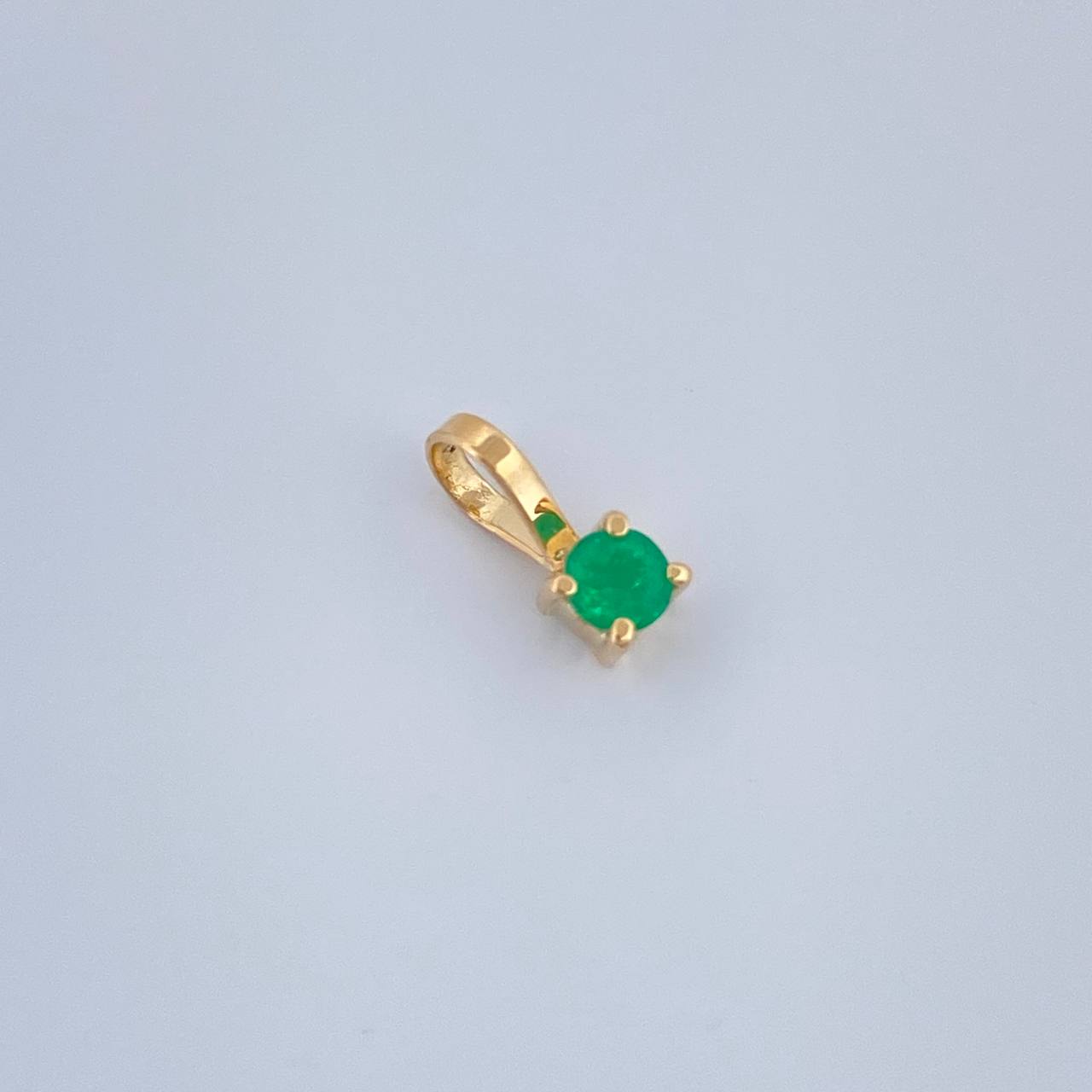 Dije Redondo Esmeralda 0.9pts 0.2gr / 0.8cm / Oro Amarillo 18K &
