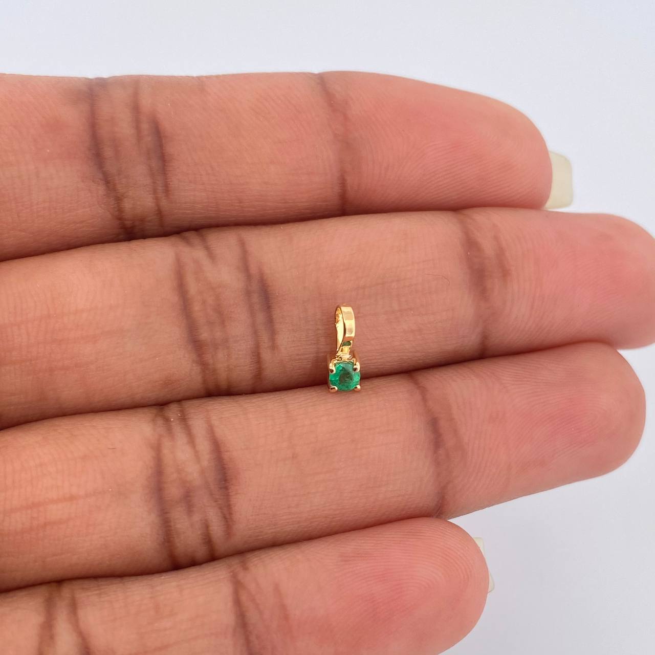 Dije Redondo Esmeralda 0.9pts 0.2gr / 0.8cm / Oro Amarillo 18K &