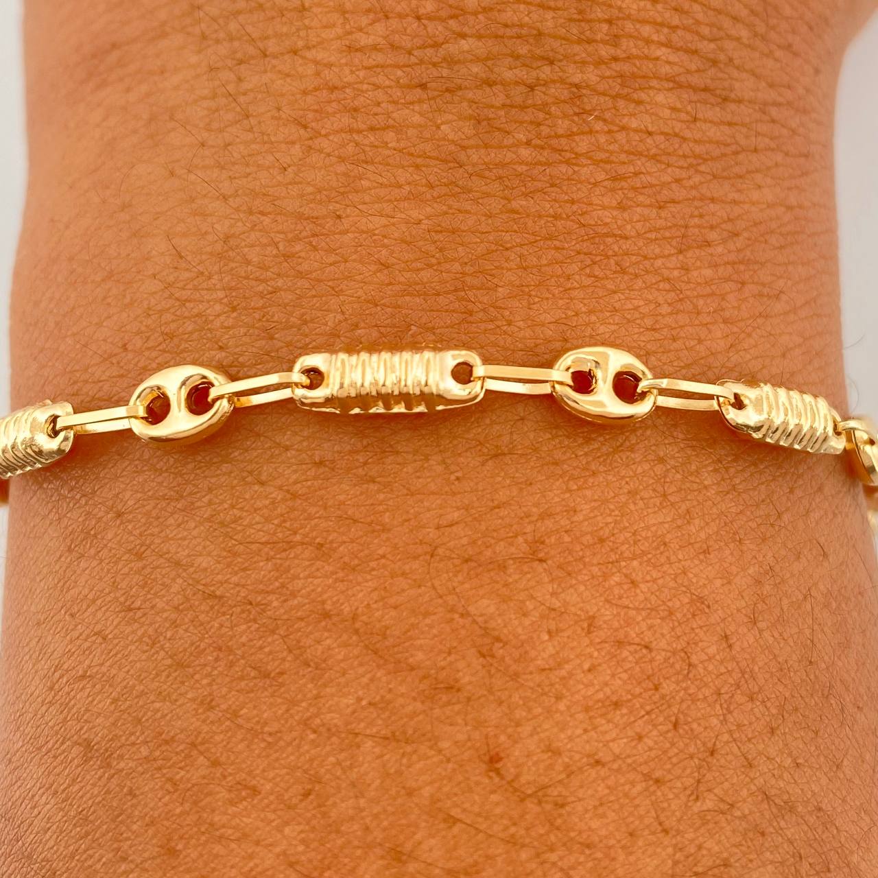 Pulso Rustico GC 3.25gr / 20.7cm / 4mm Oro Amarillo 18K $