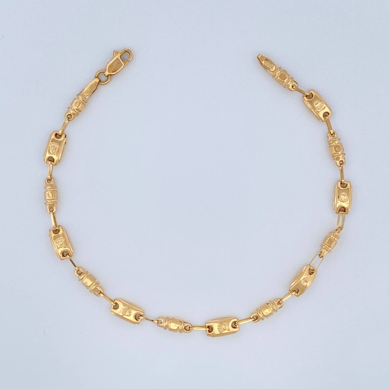 Pulso Rustico Corona 3.35gr / 21.5cm / 4mm Oro Amarillo 18K $