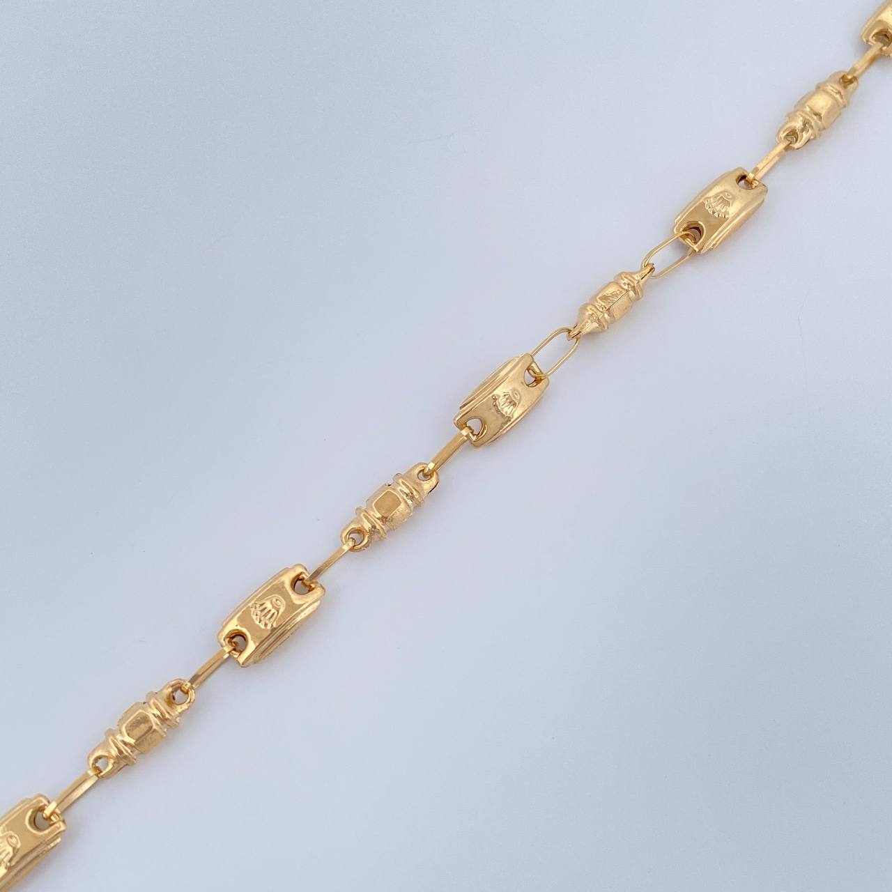 Pulso Rustico Corona 3.35gr / 21.5cm / 4mm Oro Amarillo 18K $