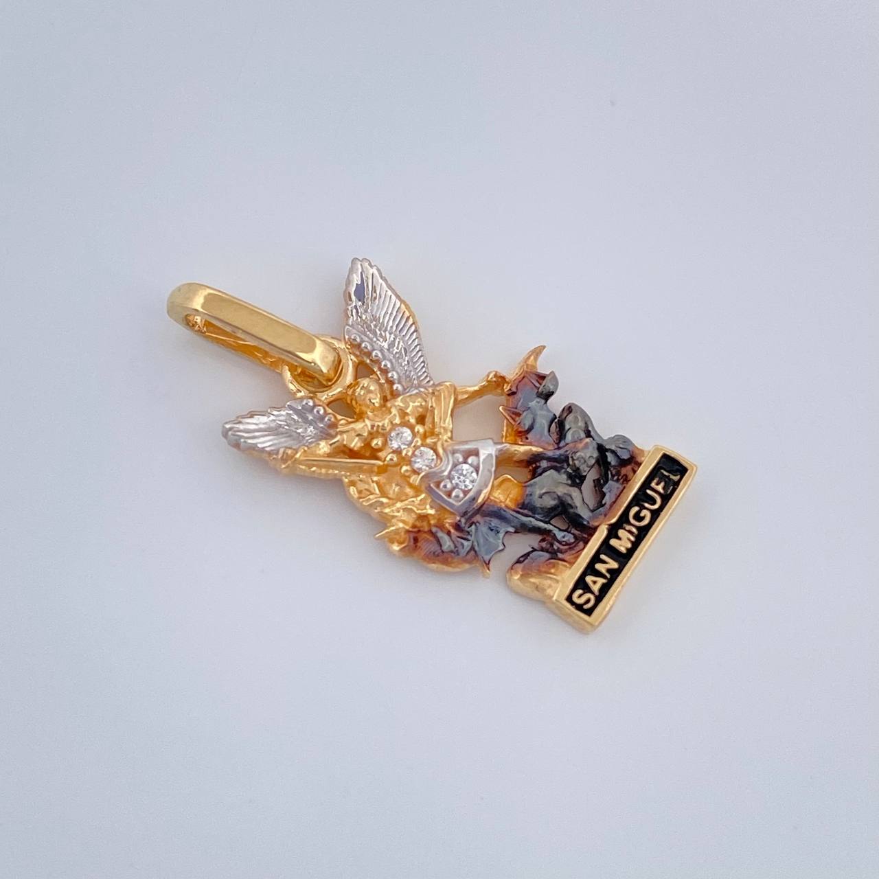 Dije San Miguel Arcangel 1.7gr / 2cm / Tres Oros 18K %