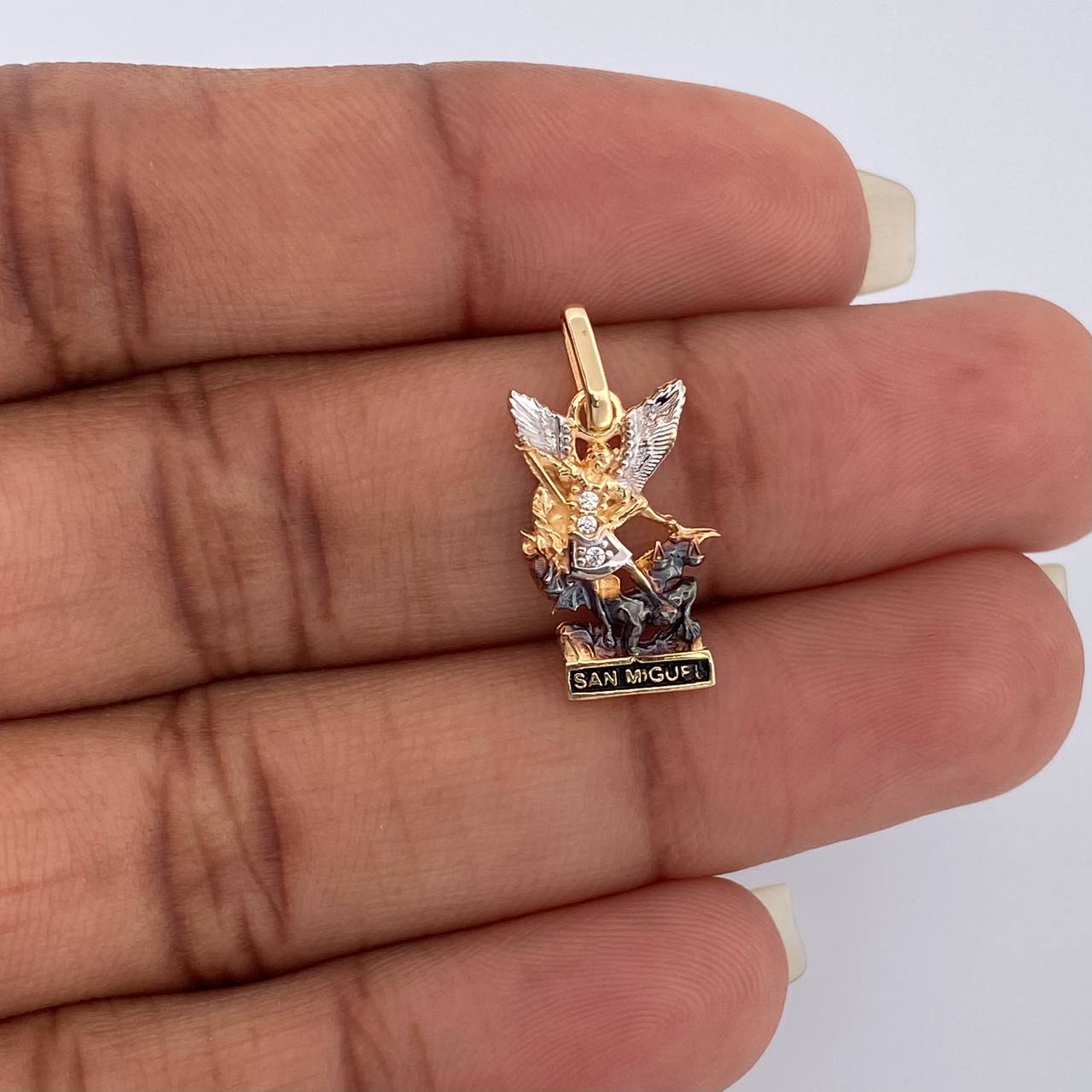 Dije San Miguel Arcangel 1.7gr / 2cm / Tres Oros 18K %