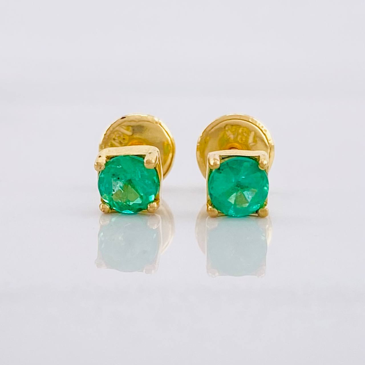 Topos Cuatro Garras Esmeralda 47pts 0.7g / 4.2mm Oro Amarillo 18K
