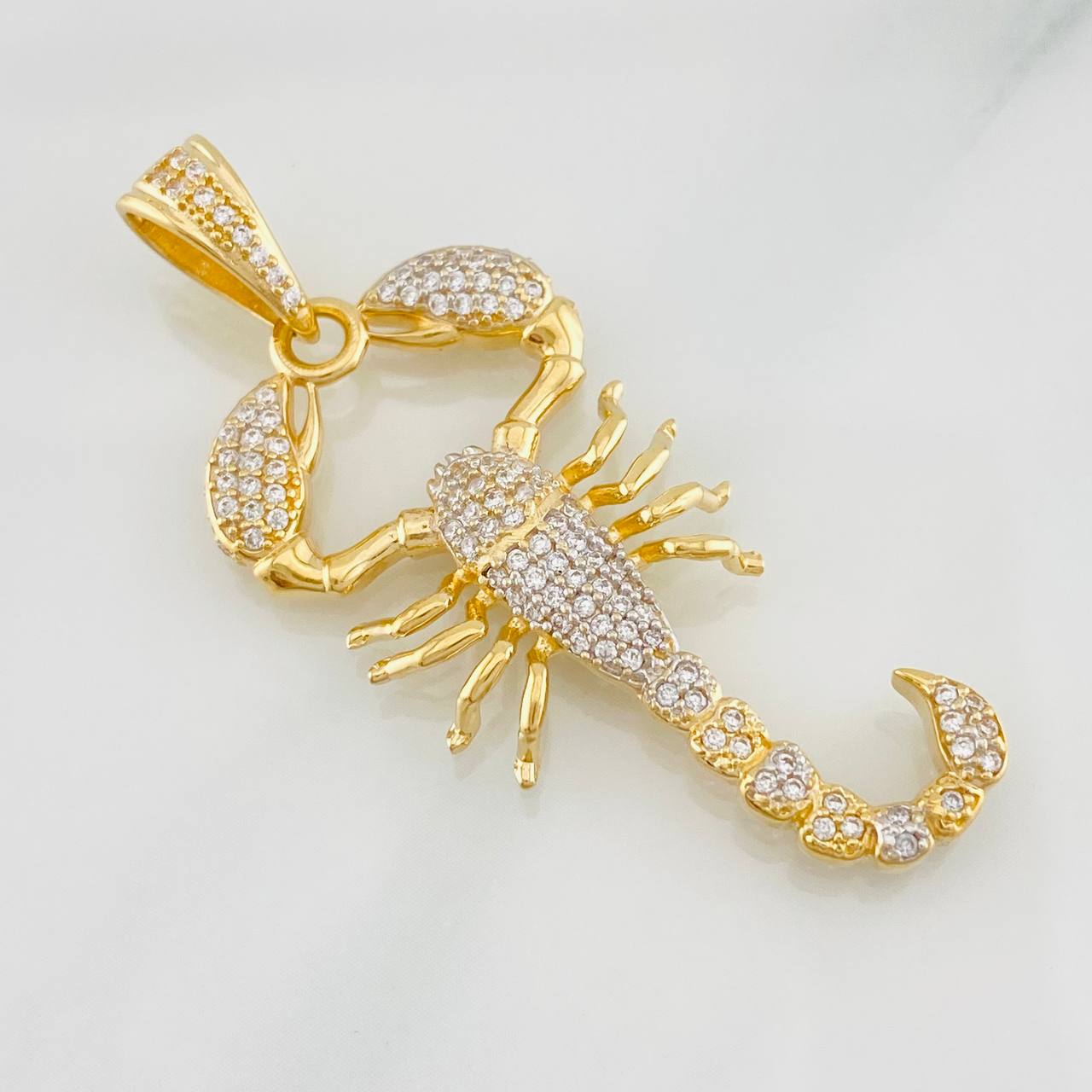 Dije Escorpion 6g / 5cm Dos Oros Amarillo Blanco 18K