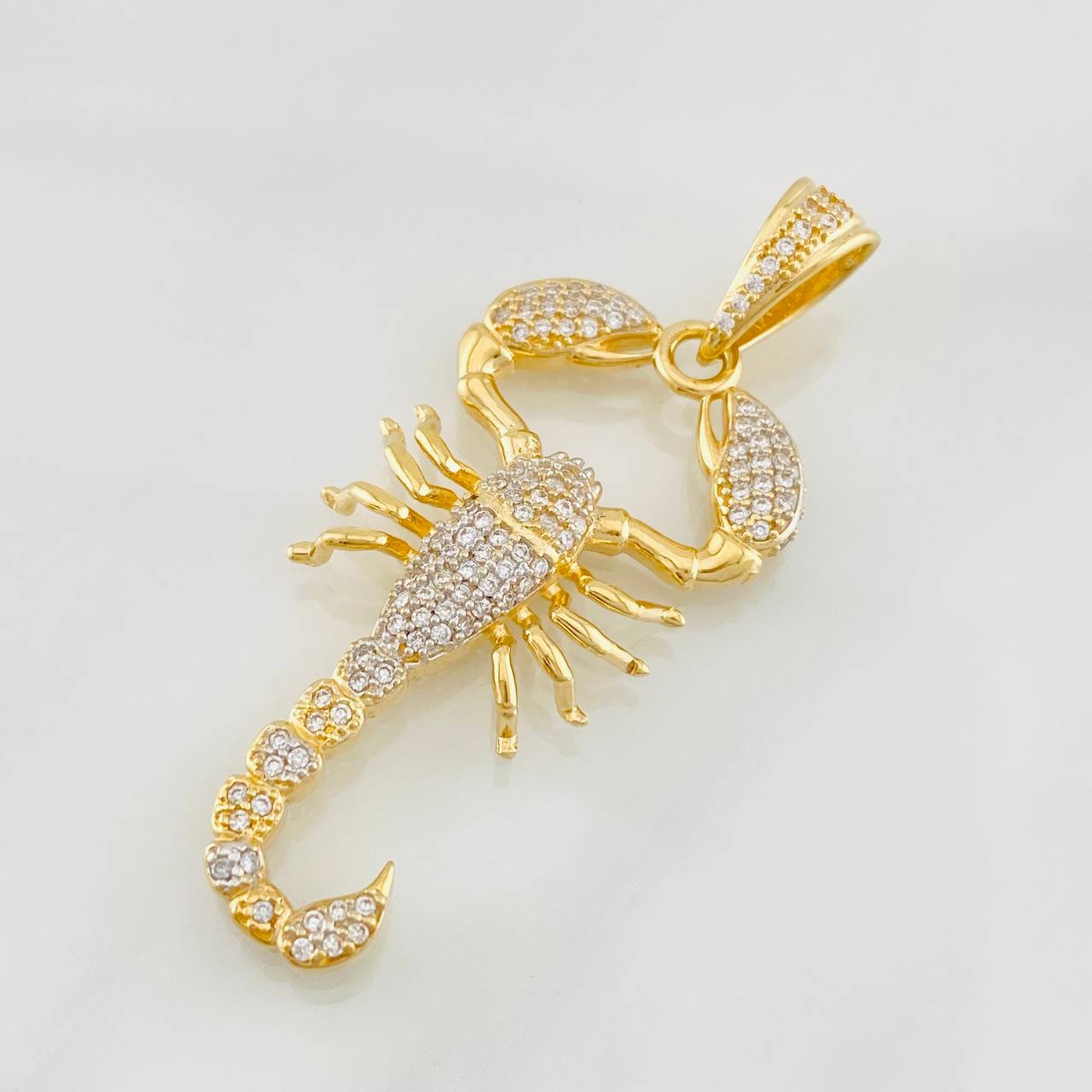 Dije Escorpion 6g / 5cm Dos Oros Amarillo Blanco 18K