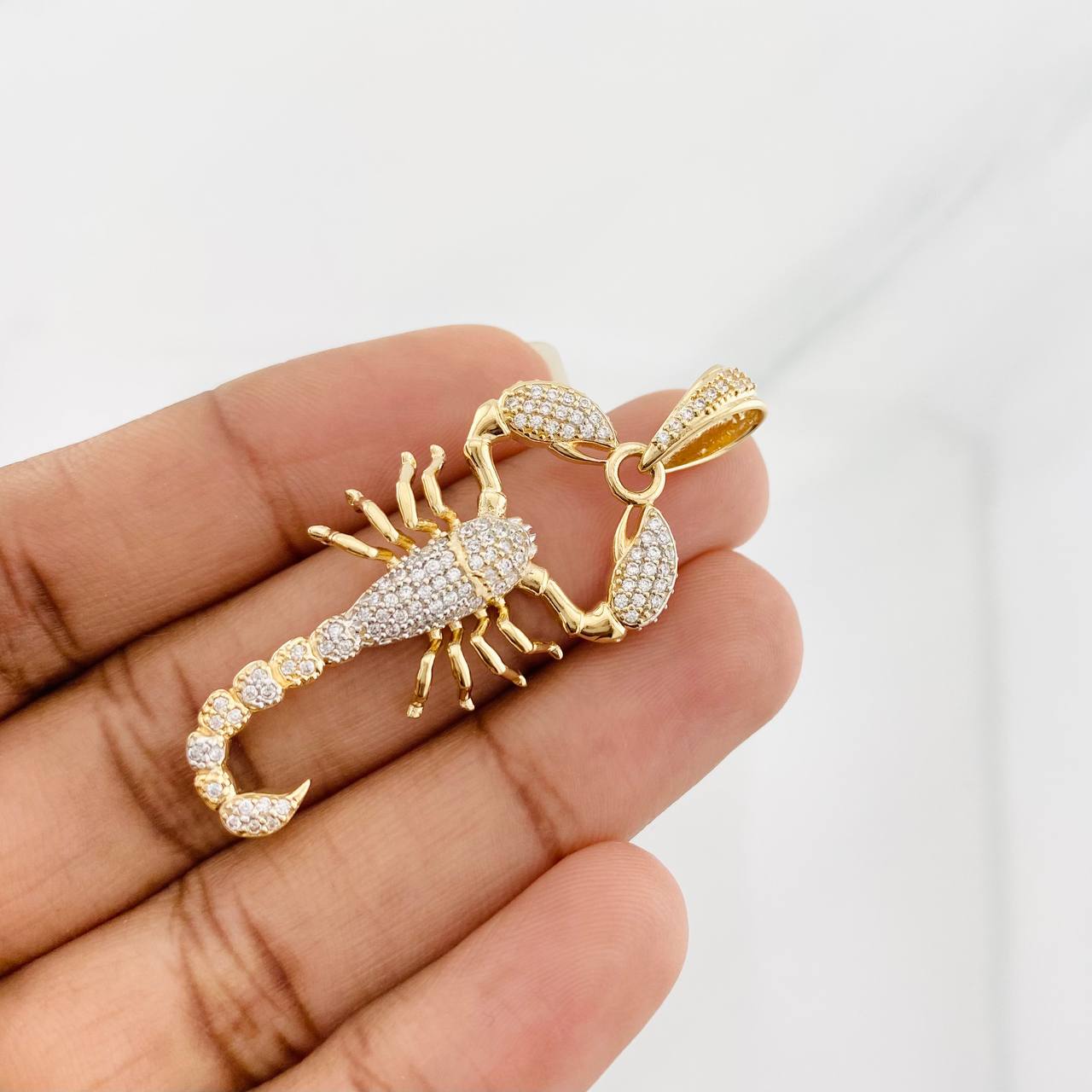 Dije Escorpion 6g / 5cm Dos Oros Amarillo Blanco 18K