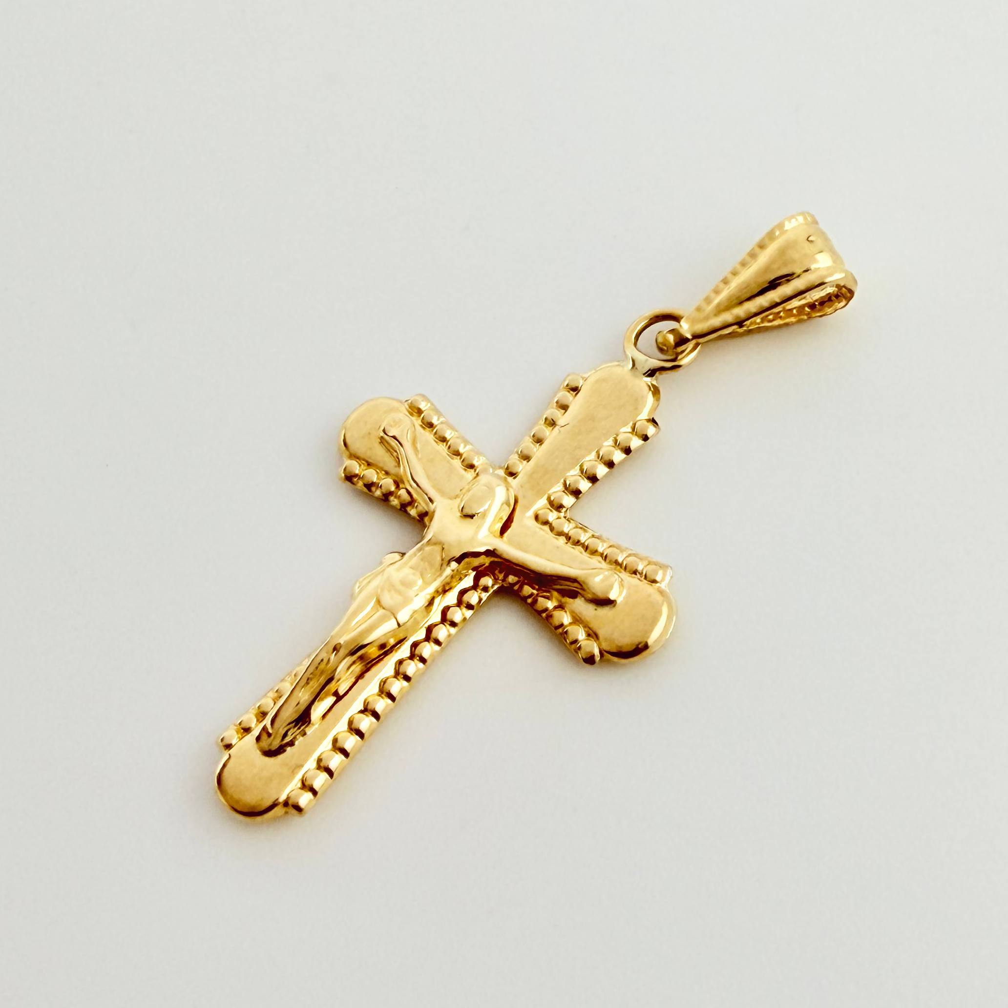 Dije Cruz Cristo Bordeada 0.9gr / 3cm / Oro Amarillo 18K *
