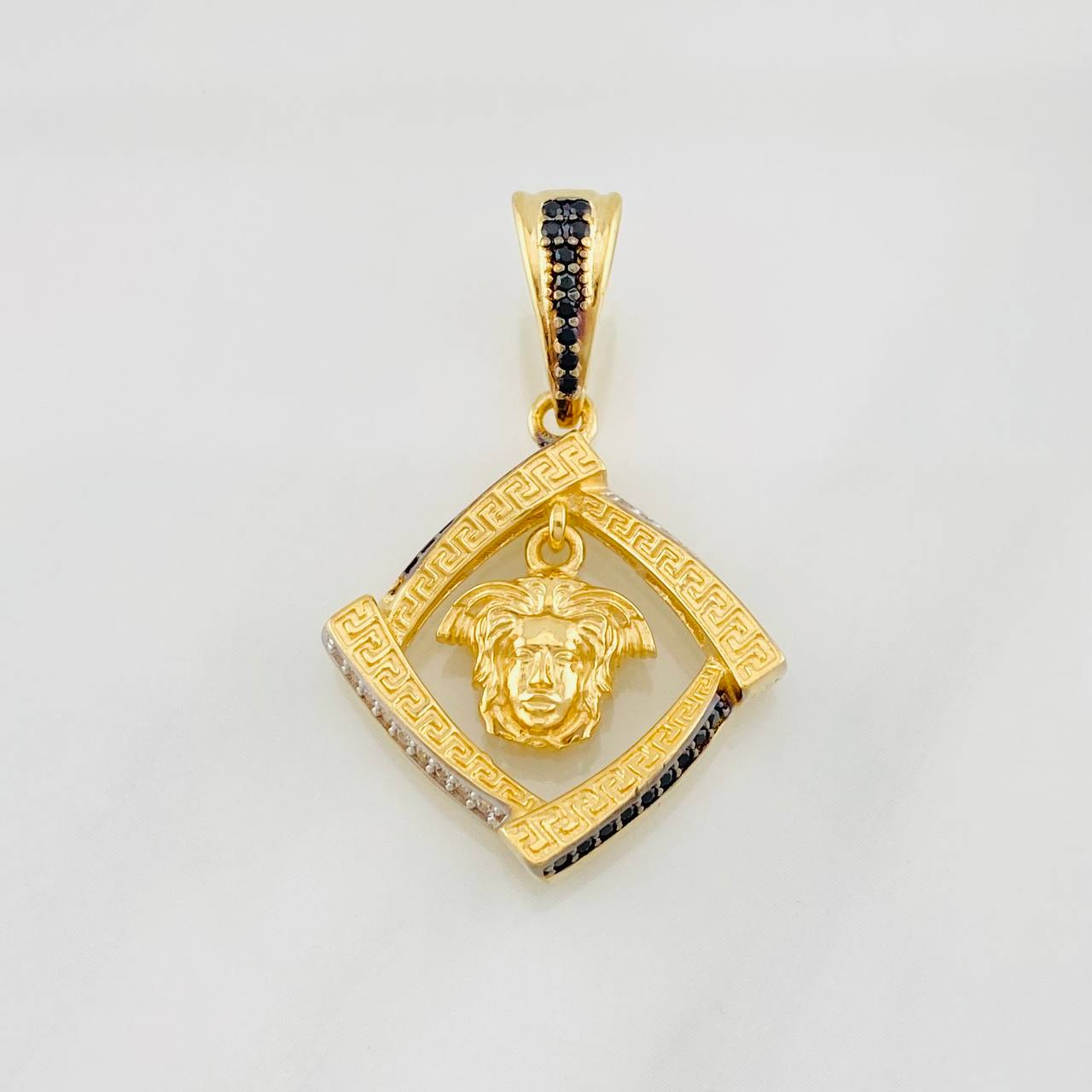 Dije Medusa 4.2g / 3cm Tres Oros 18K