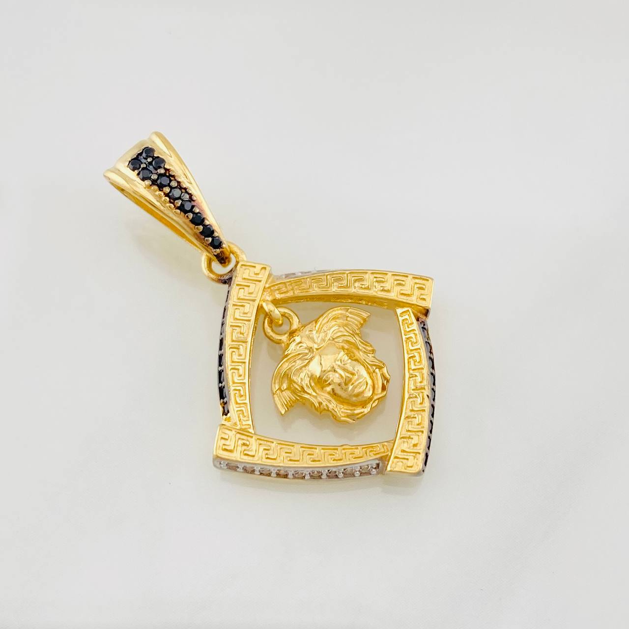 Dije Medusa 4.2g / 3cm Tres Oros 18K